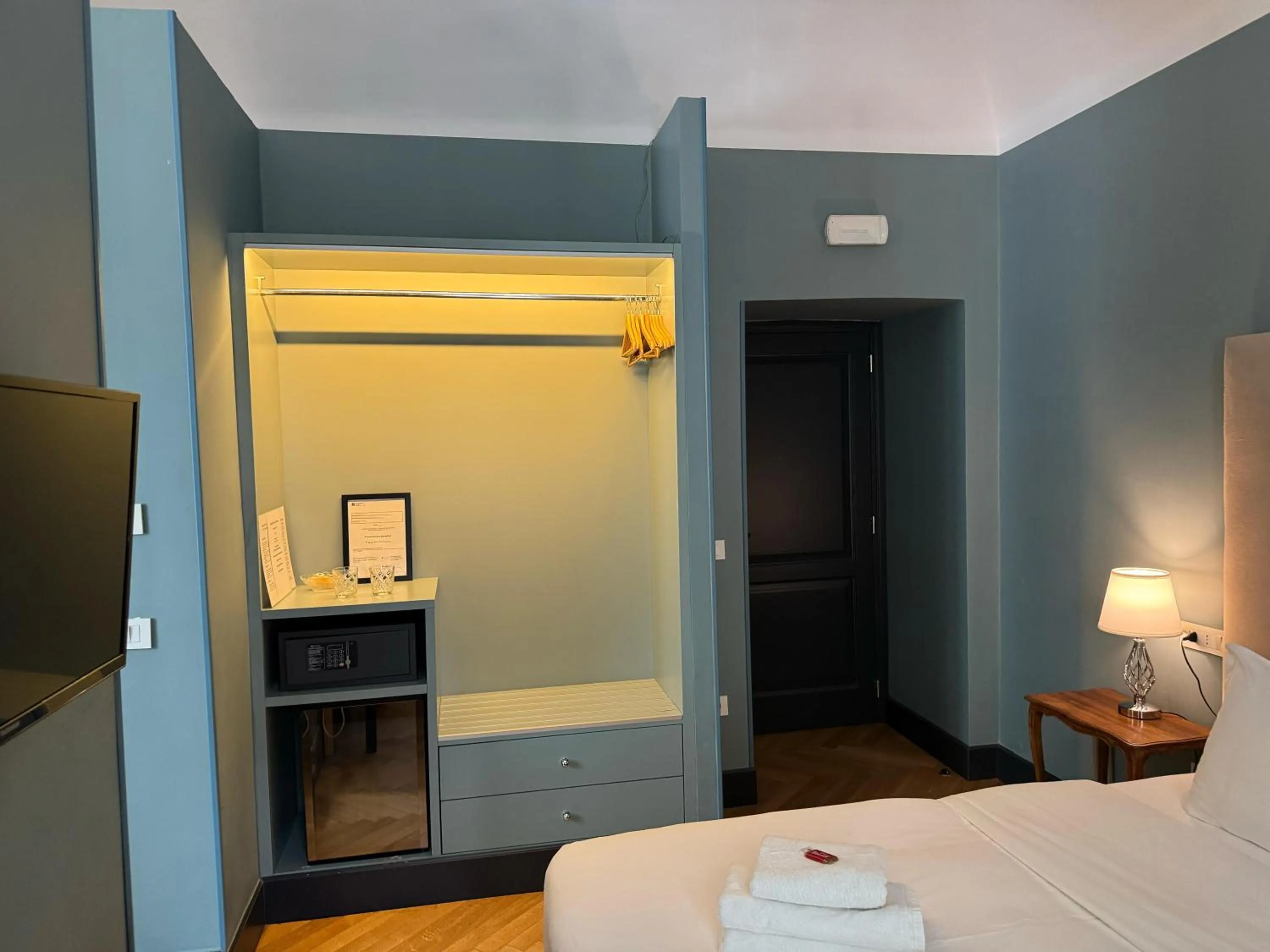 wardrobe, Bed in Santa Monica Townhouse