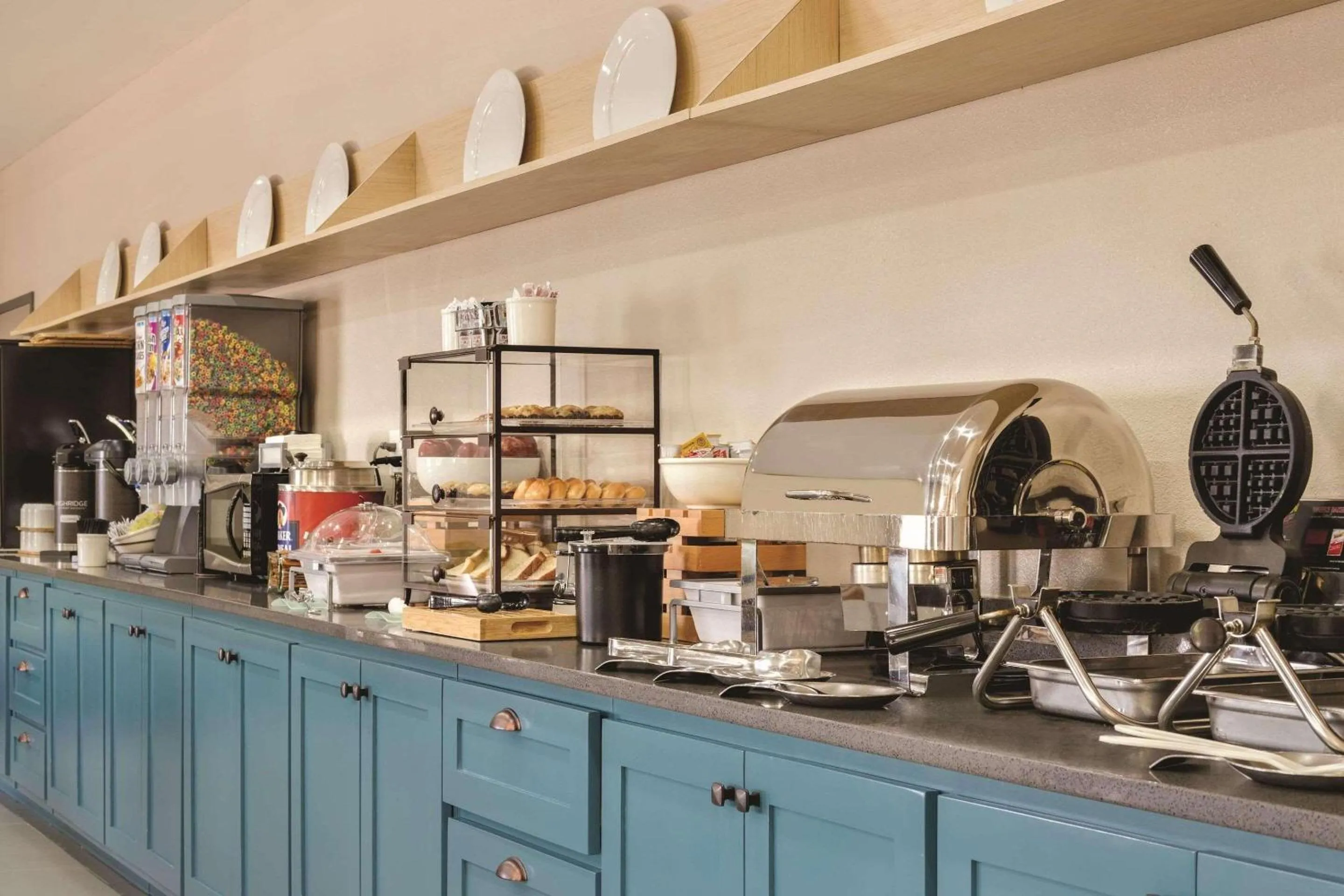 Breakfast in Country Inn & Suites by Radisson, Goodlettsville, TN