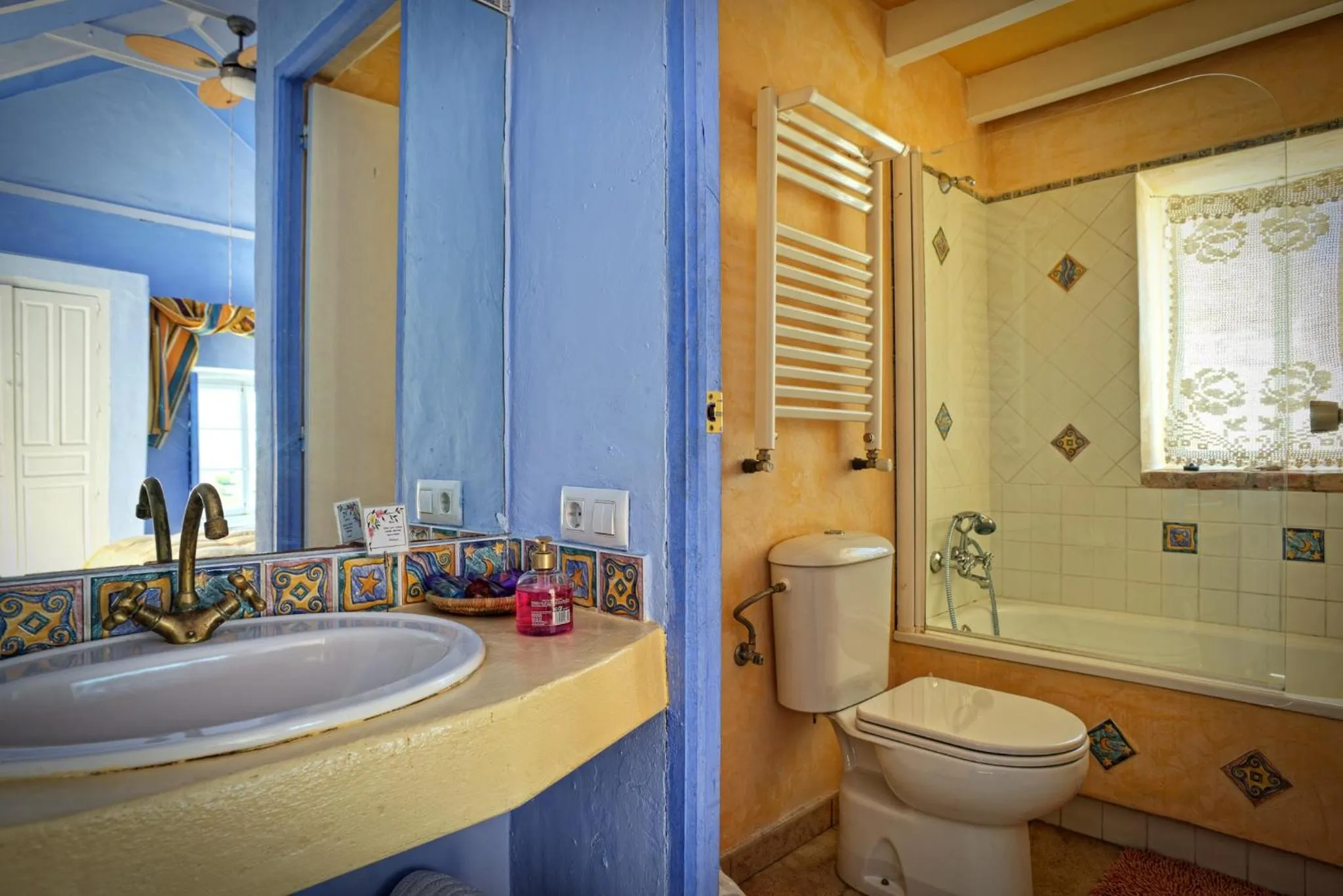 Bathroom in La Casa de Bovedas Charming Inn
