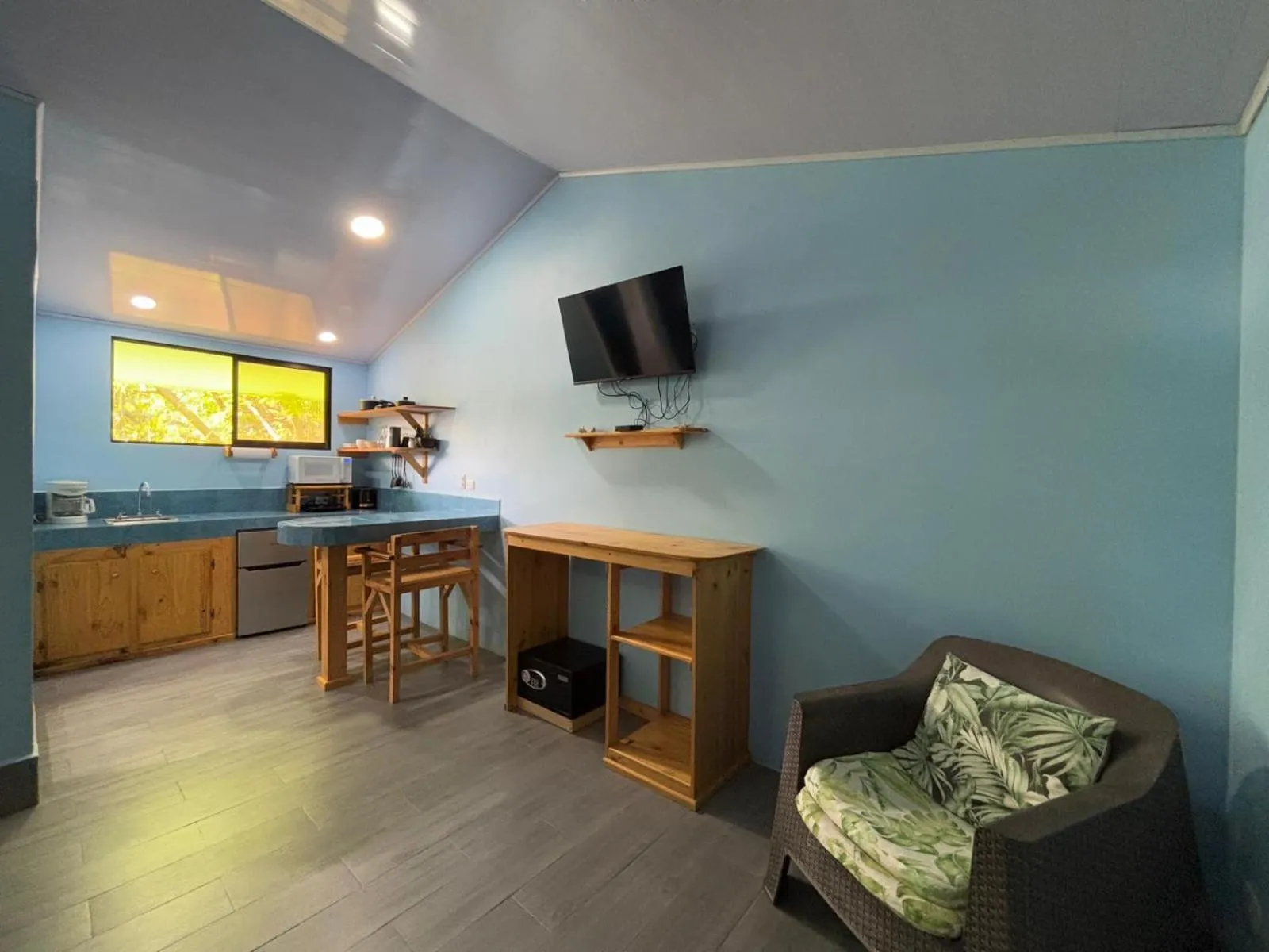 TV and multimedia in Peace of Paradise Breakfast Included Free Manuel Antonio Park Tour