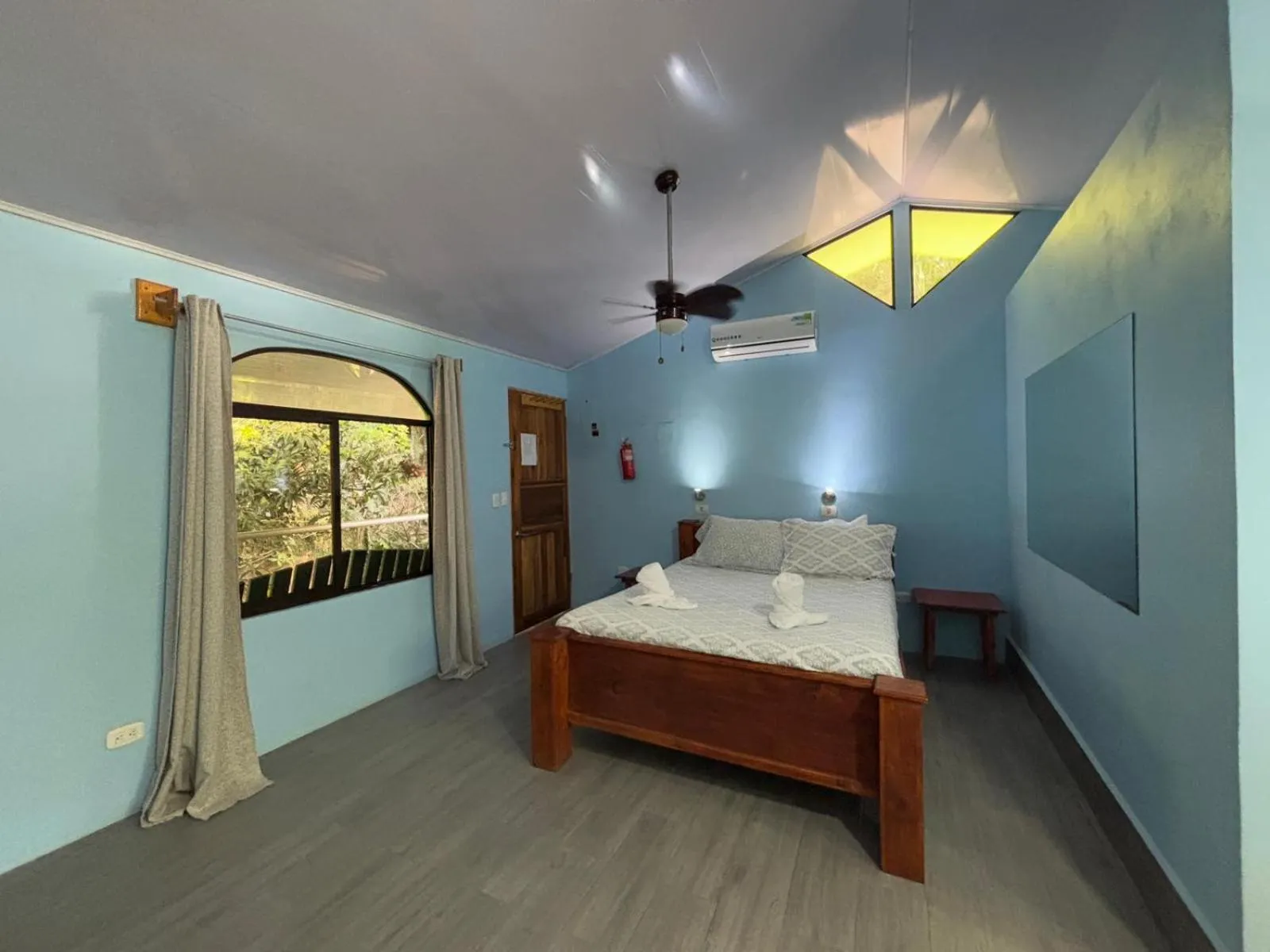 Bed in Peace of Paradise Breakfast Included Free Manuel Antonio Park Tour