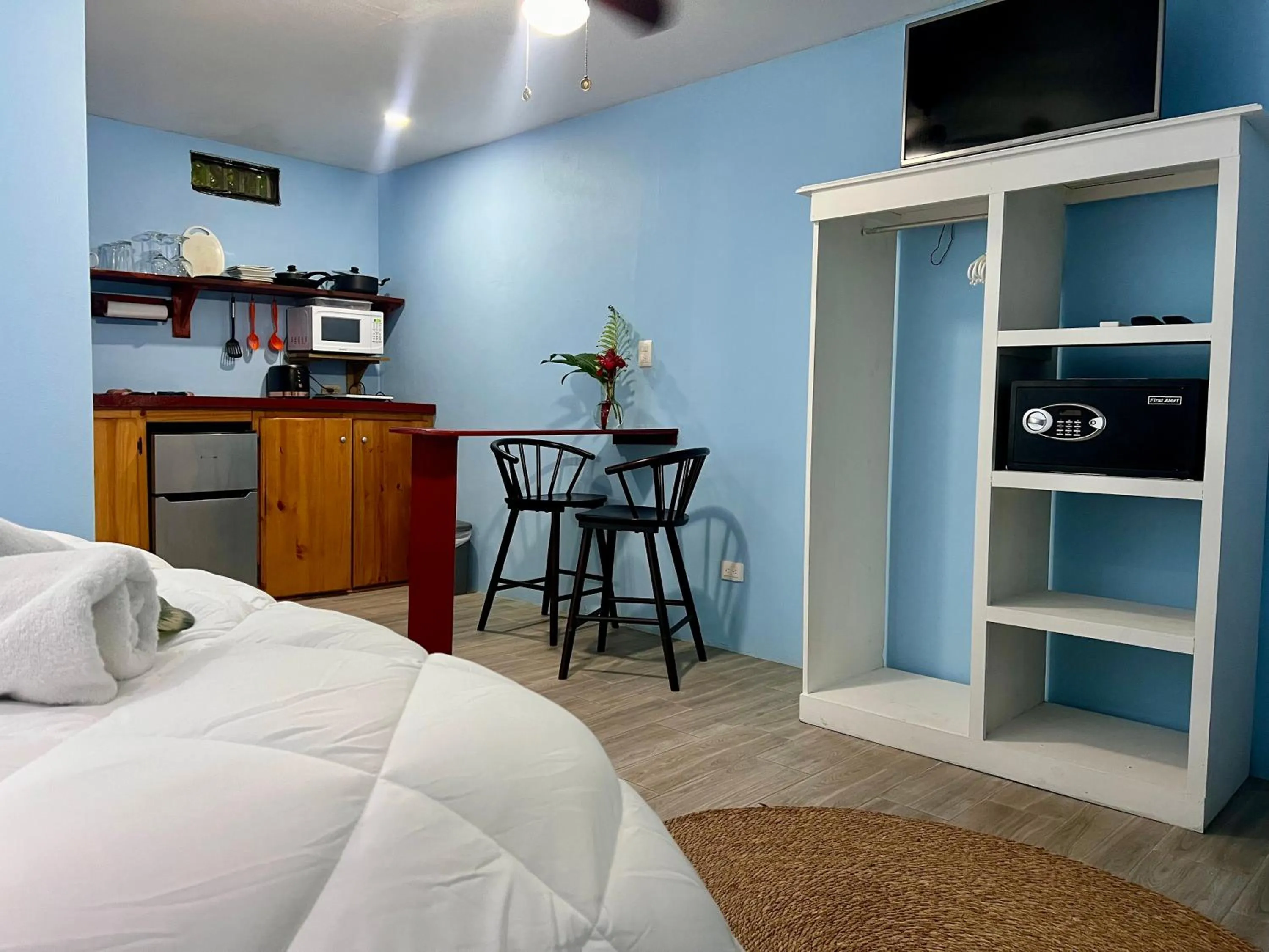 Bed in Peace of Paradise Breakfast Included Free Manuel Antonio Park Tour