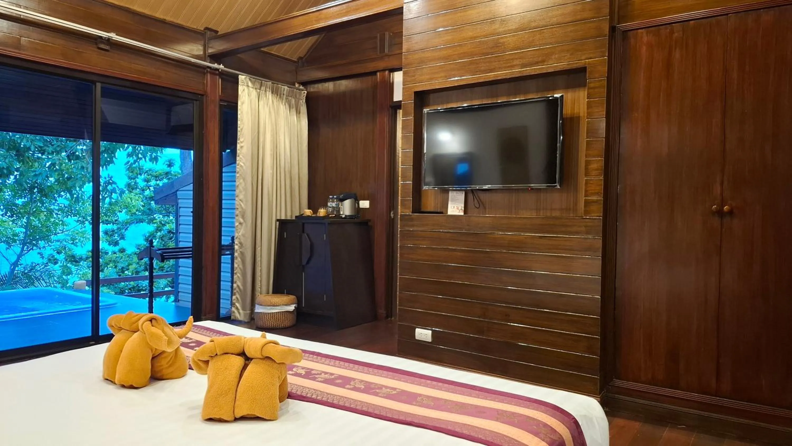 Bedroom, Bed in Phi Phi Natural Resort