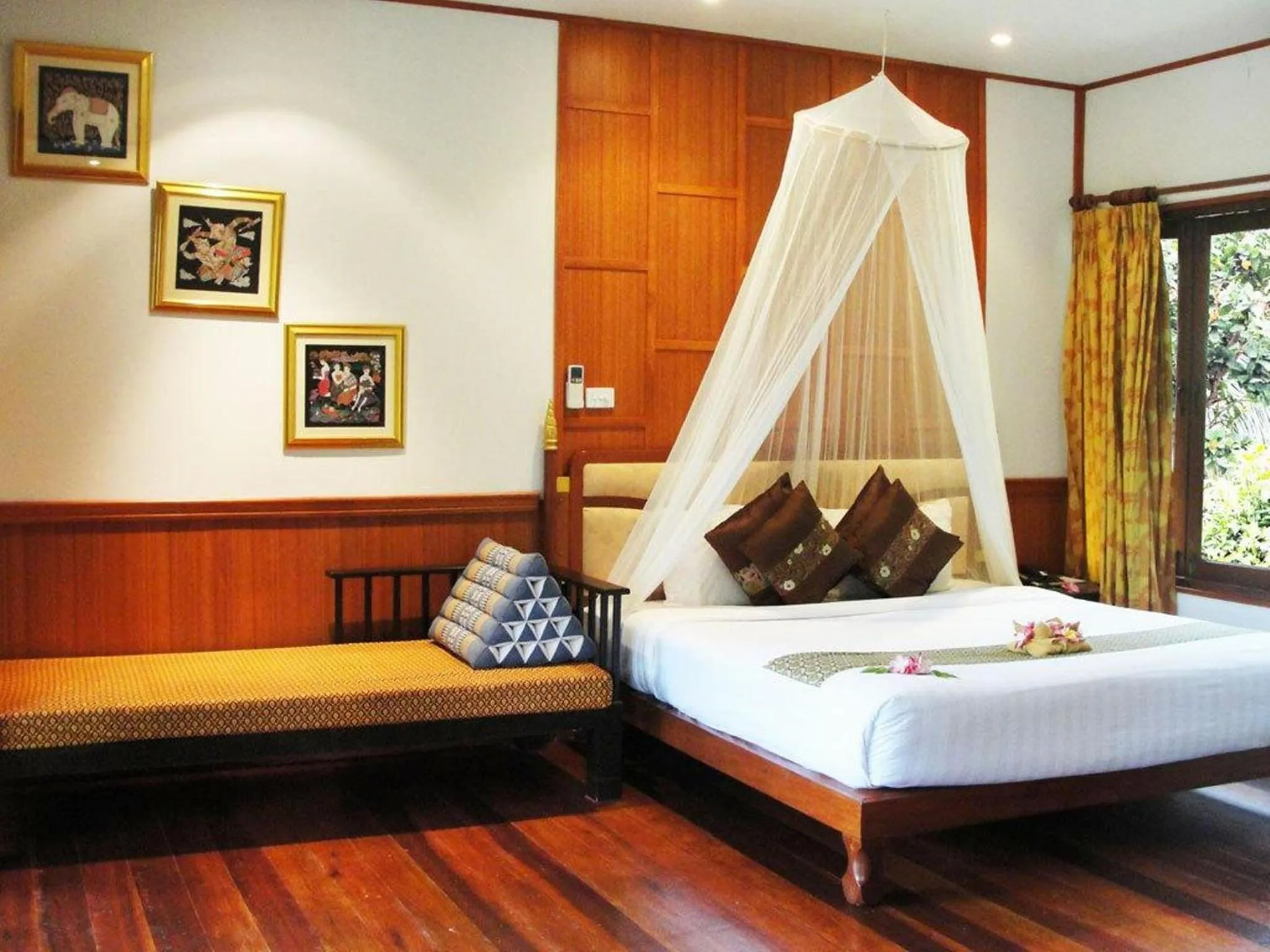 Photo of the whole room, Bed in Phi Phi Natural Resort