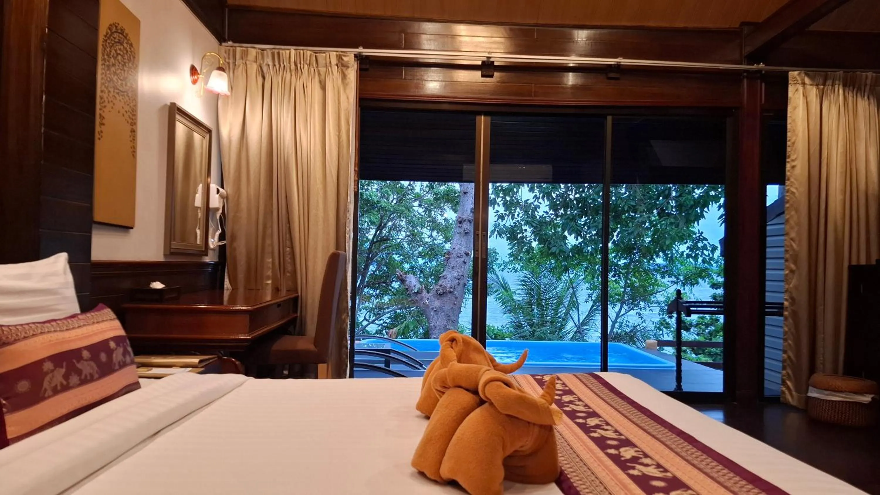 Bedroom, Bed in Phi Phi Natural Resort