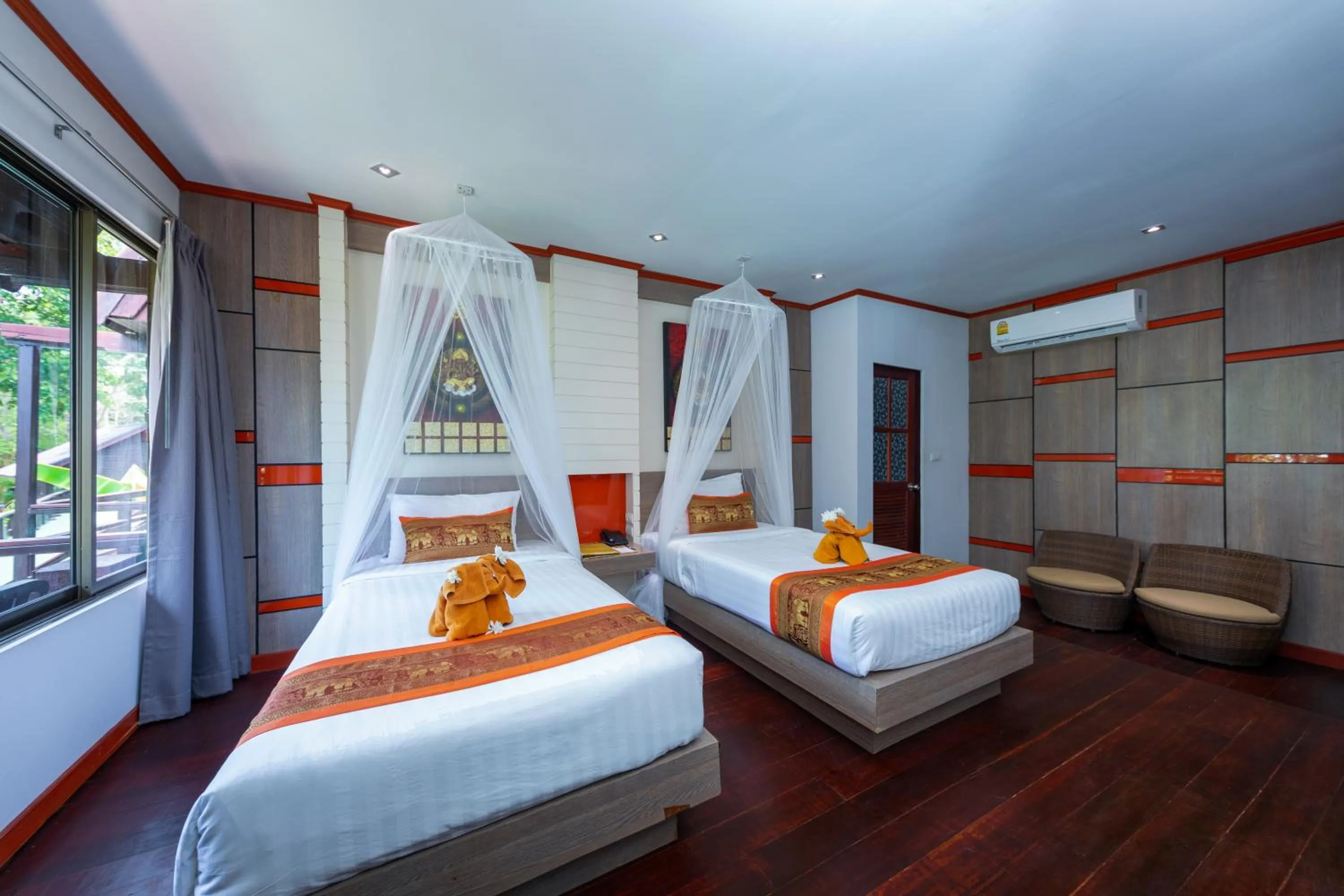 Photo of the whole room, Bed in Phi Phi Natural Resort