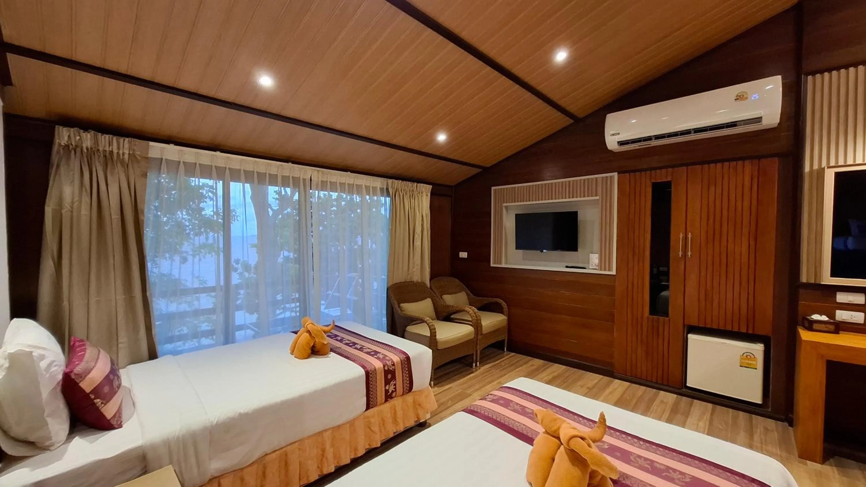 Bedroom, Bed in Phi Phi Natural Resort