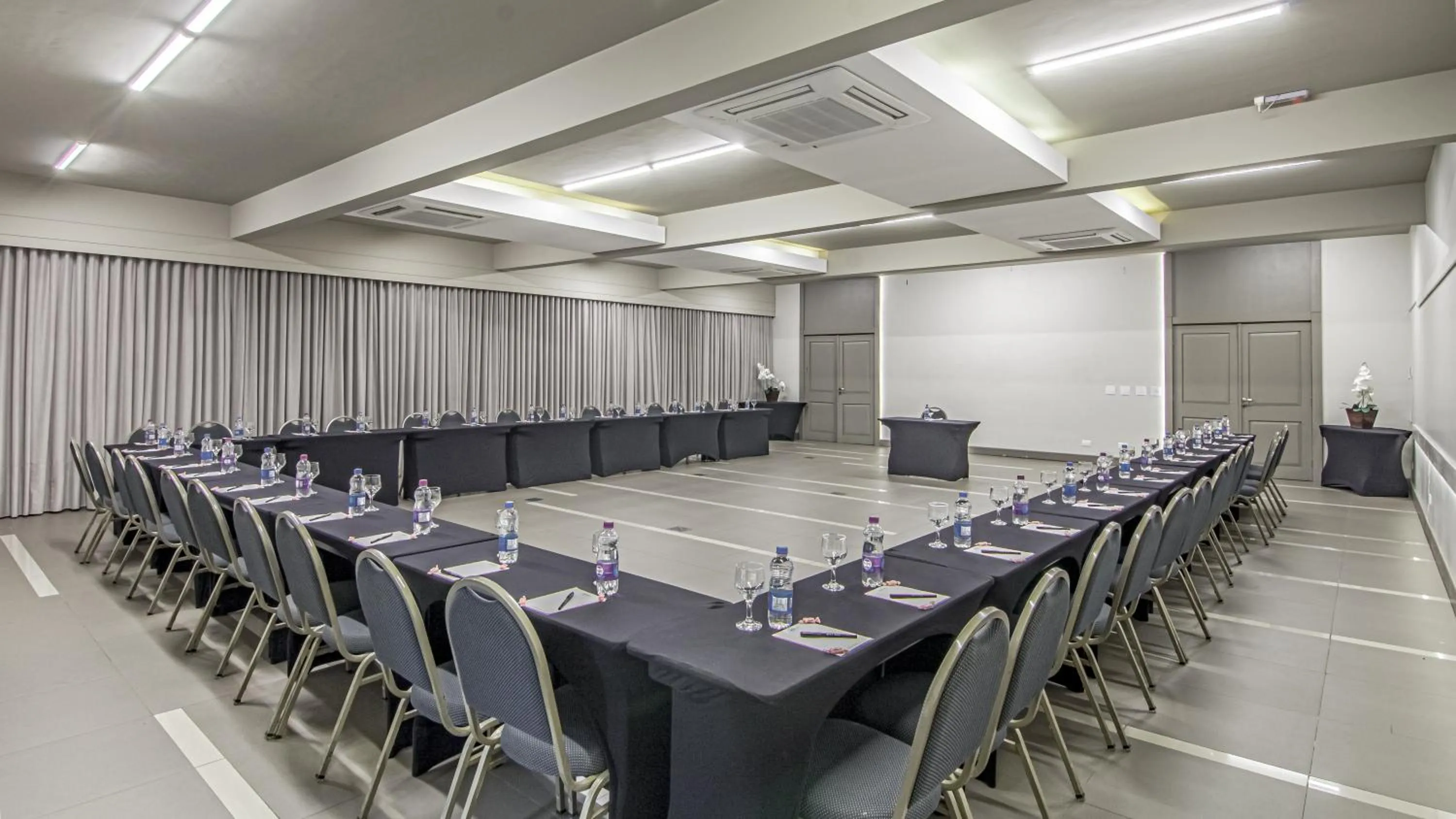 Meeting/conference room in Hotel Deville Express Cascavel