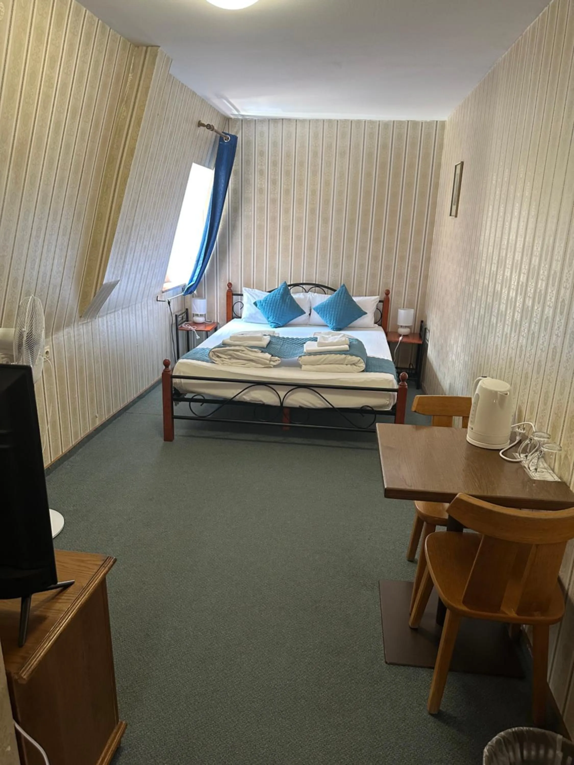 Bed in Hotel Schwarzer Adler