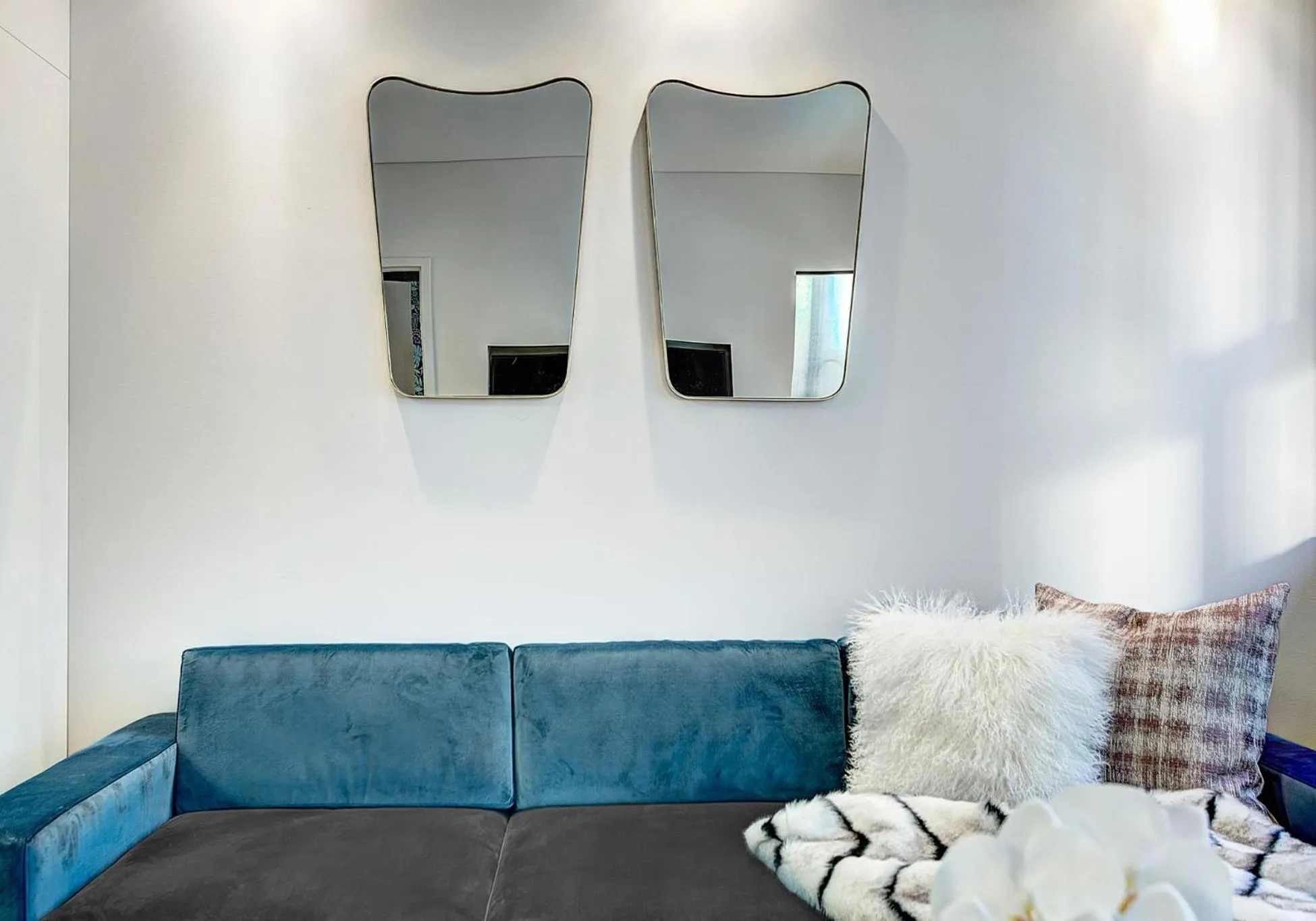 Living room in Pierce Boutique Apartments by Simplissimmo