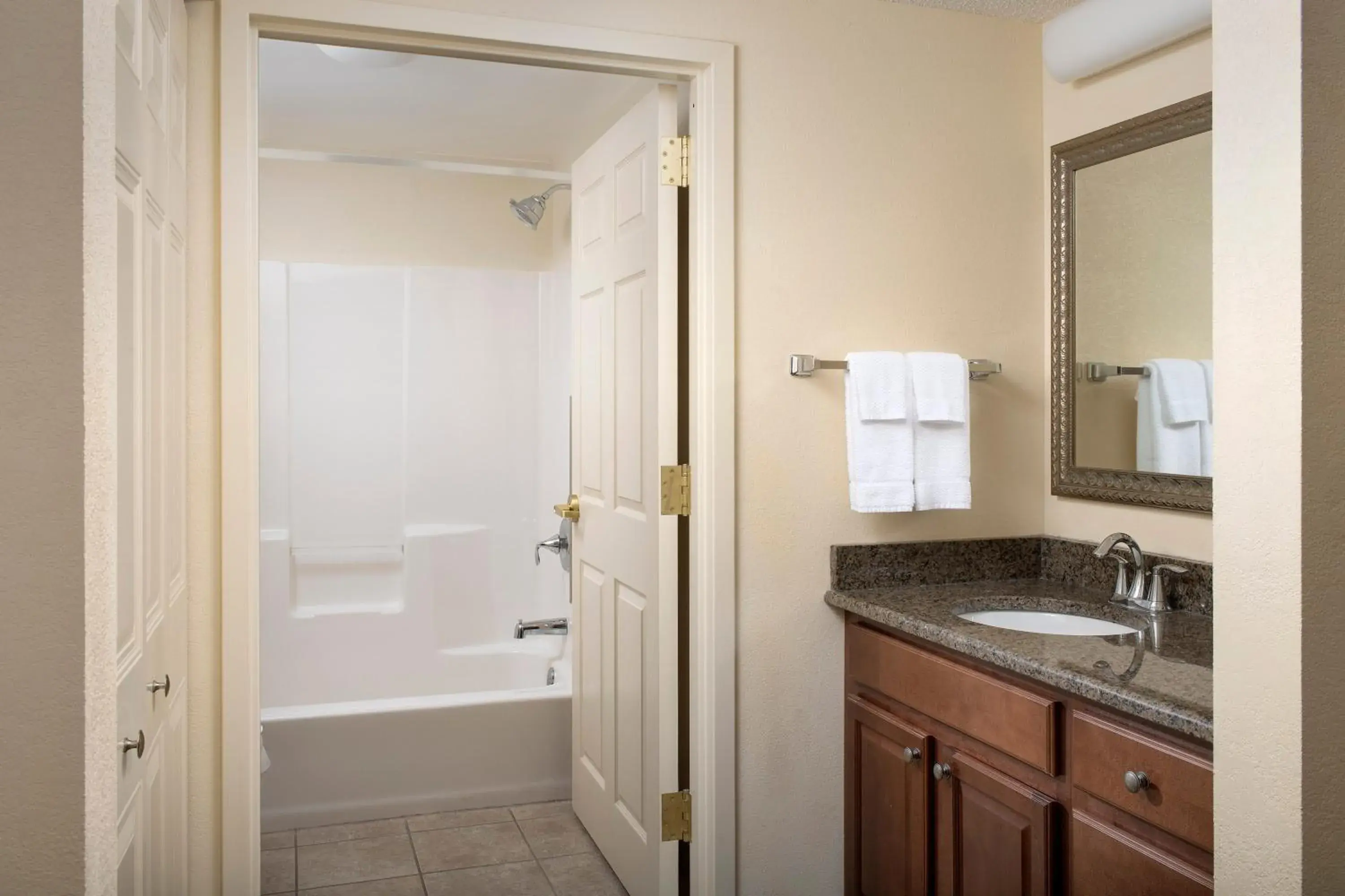 Double Room with Two Double Beds - Hearing Mobility Access with Tub - Non-Smoking in Staybridge Suites North Brunswick by IHG Double Room with Two Double Beds - Hearing Mobility Access with Tub - Non-Smoking in Staybridge Suites North Brunswick by IHG