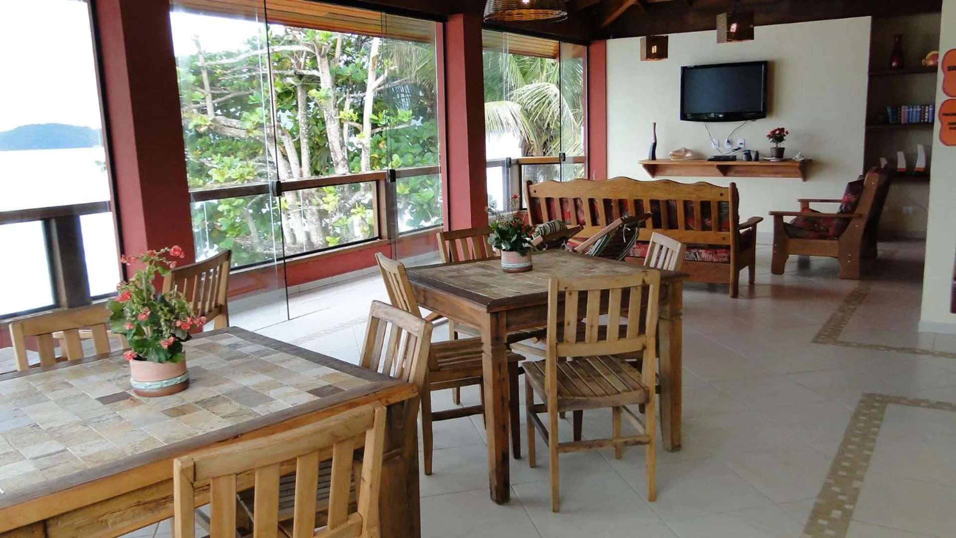 Communal lounge/ TV room in Pousada Casa na Praia