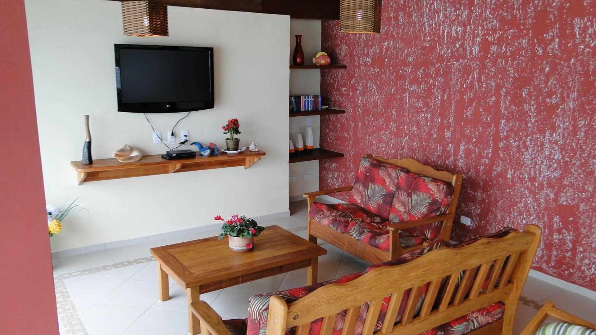 Communal lounge/ TV room in Pousada Casa na Praia