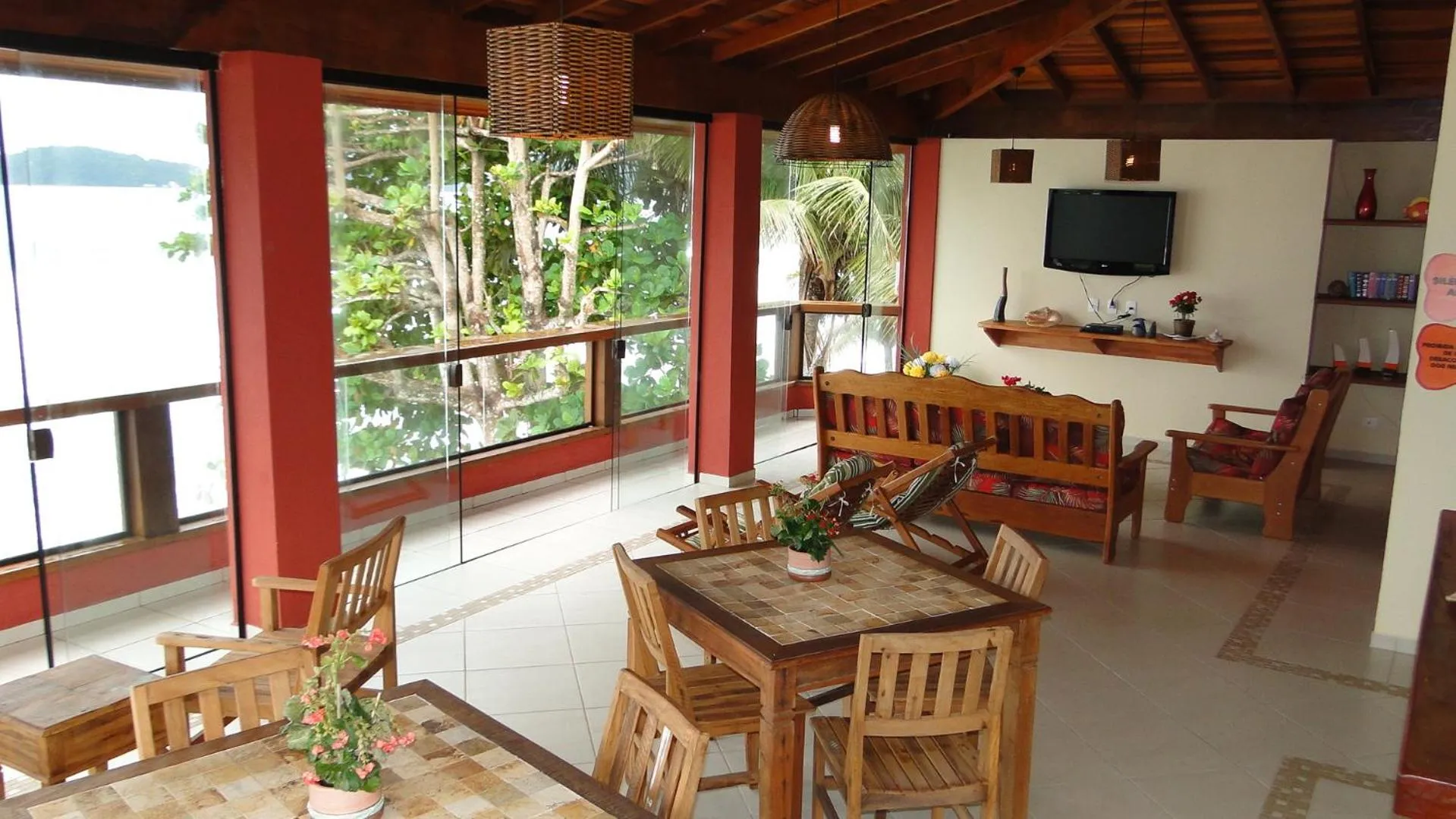 Communal lounge/ TV room in Pousada Casa na Praia