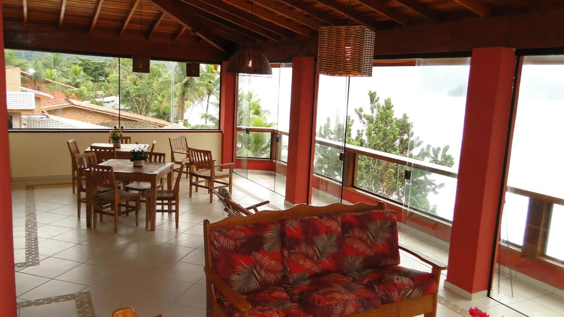 Communal lounge/ TV room in Pousada Casa na Praia