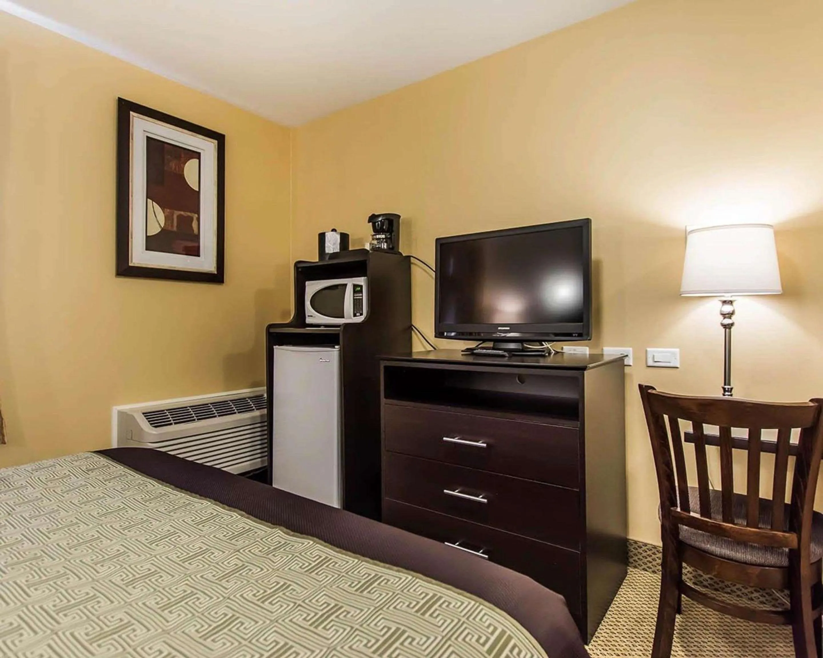 Photo of the whole room, Bed in Quality Inn