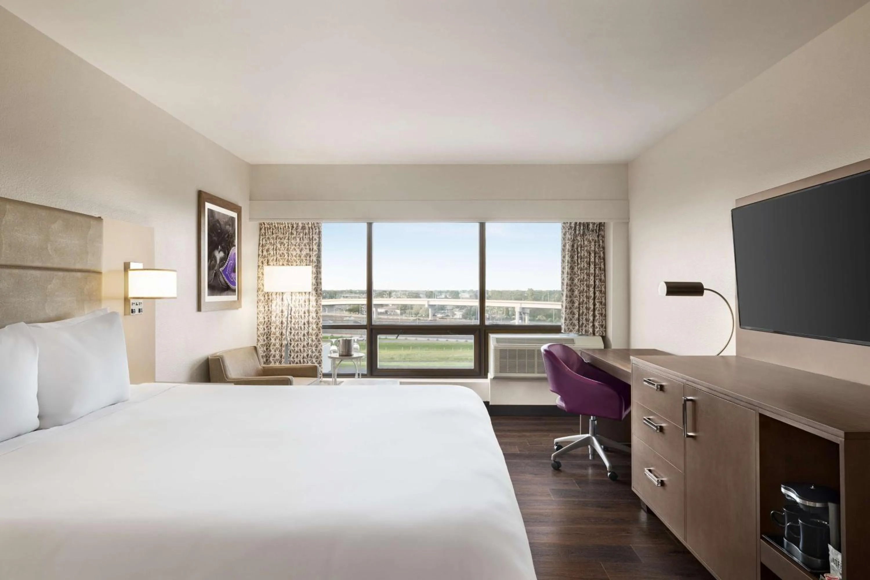 Bedroom, Bed in DoubleTree by Hilton New Orleans Airport