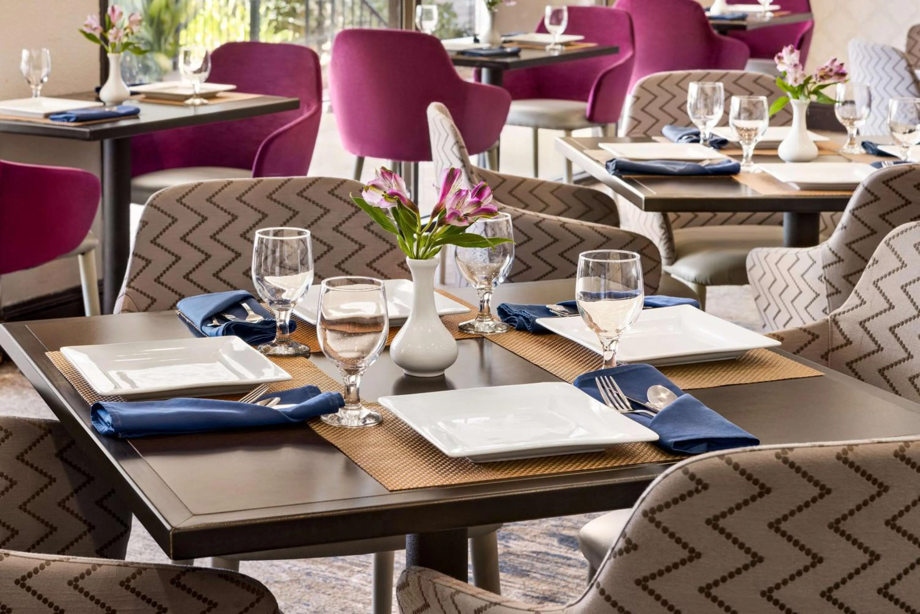 Restaurant/places to eat in DoubleTree by Hilton New Orleans Airport