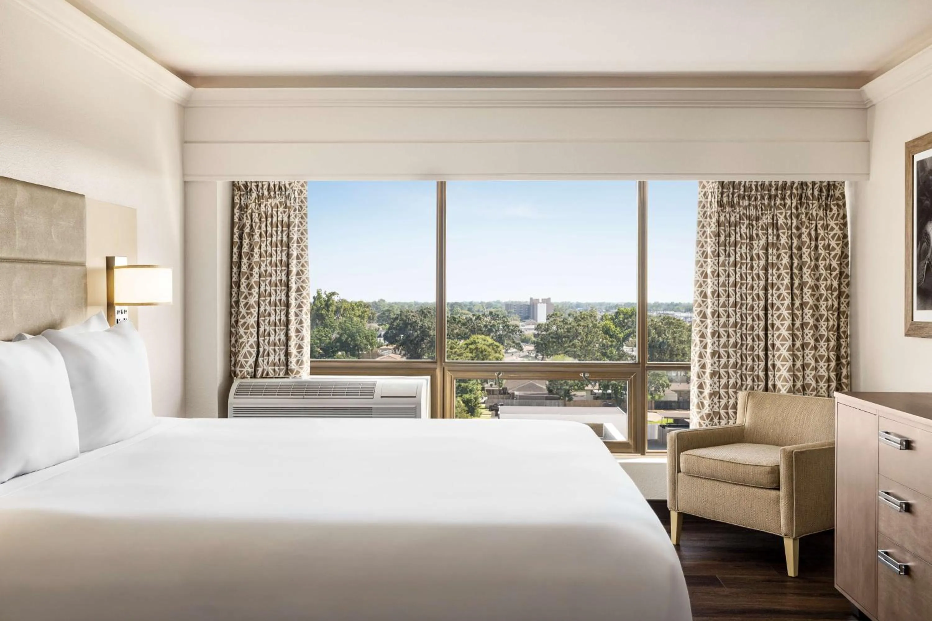 Bed in DoubleTree by Hilton New Orleans Airport