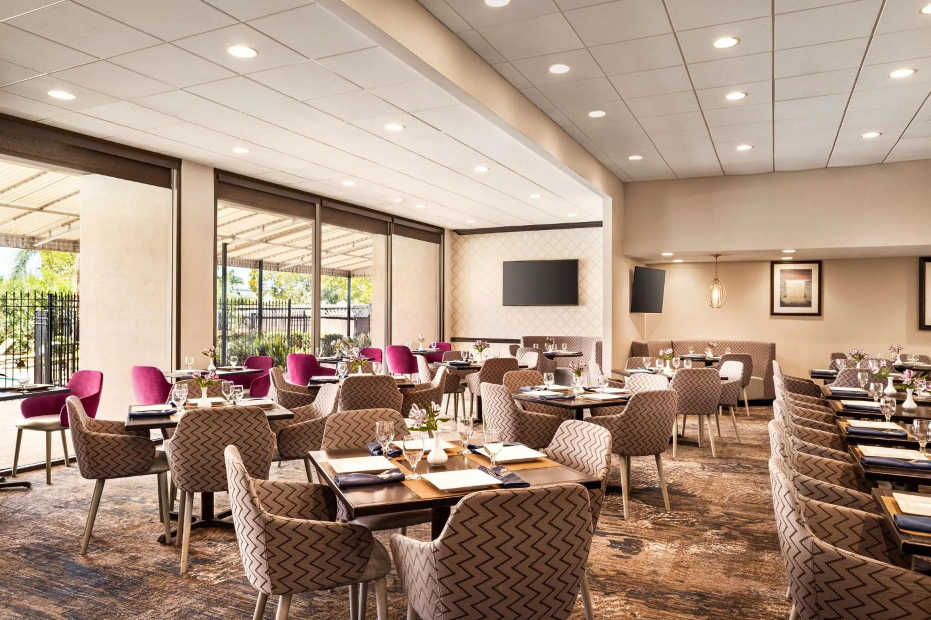 Restaurant/places to eat in DoubleTree by Hilton New Orleans Airport