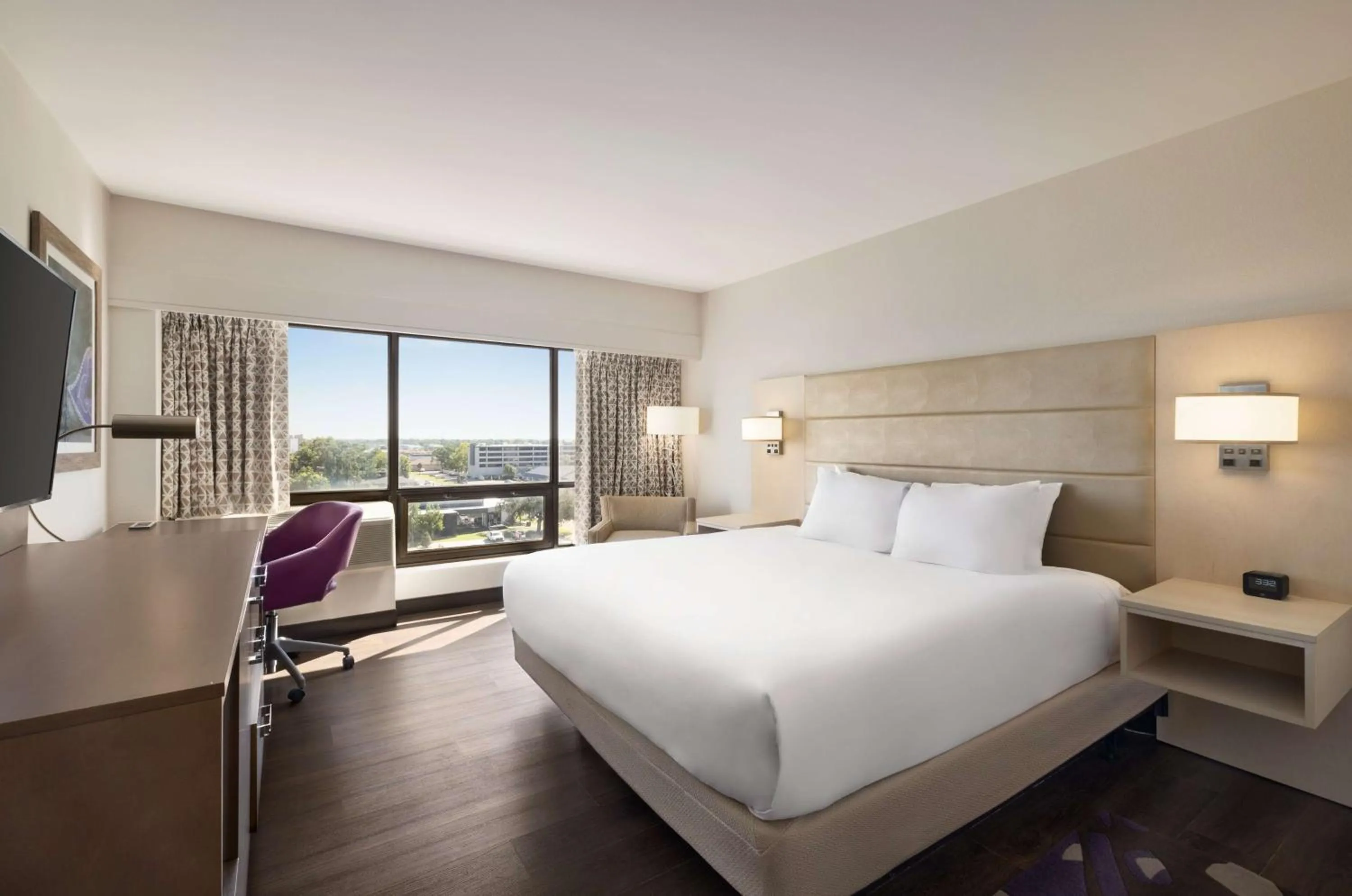 Bed in DoubleTree by Hilton New Orleans Airport