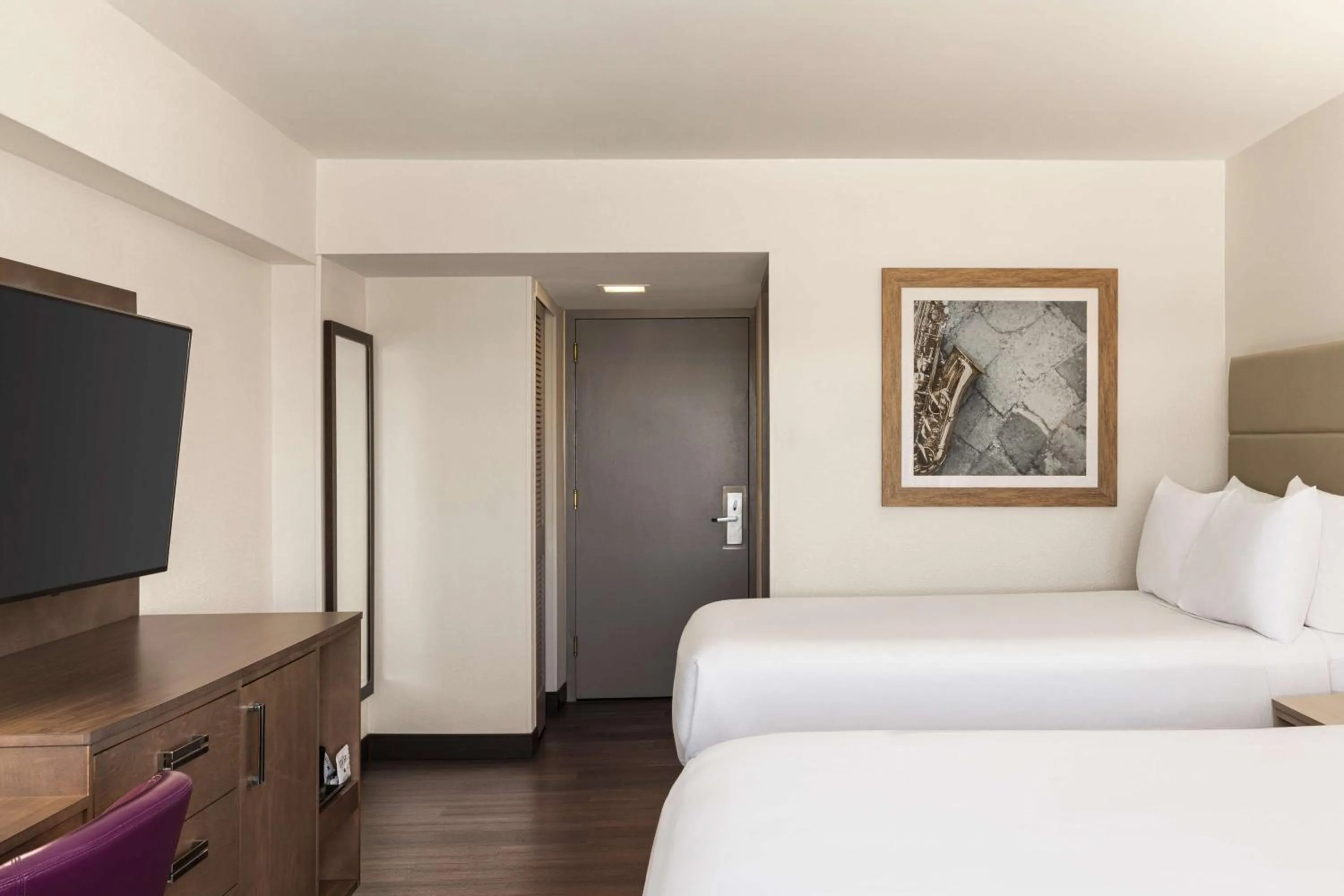 Bed in DoubleTree by Hilton New Orleans Airport