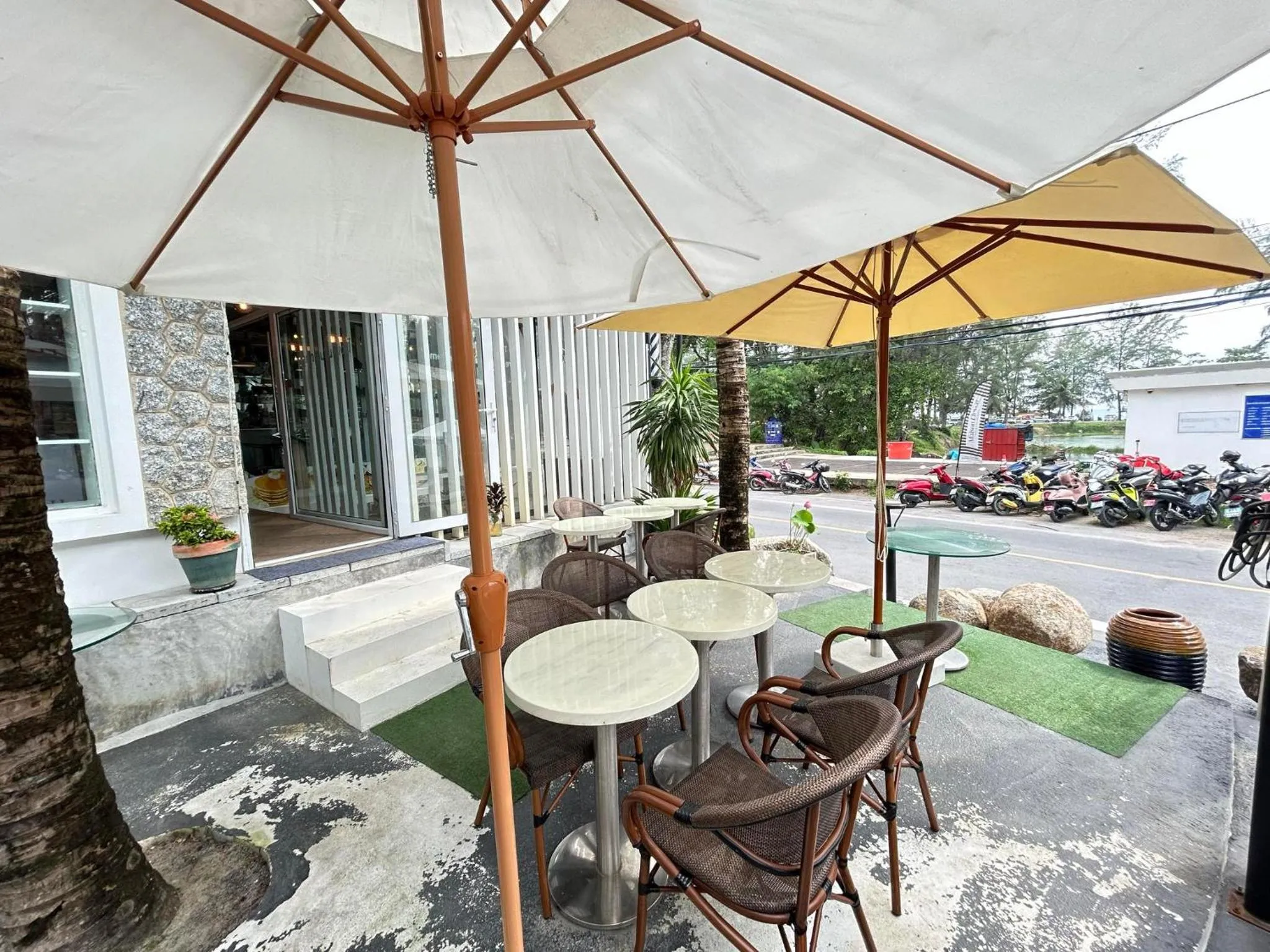 Restaurant/places to eat in Benyada Lodge - Surin Beach