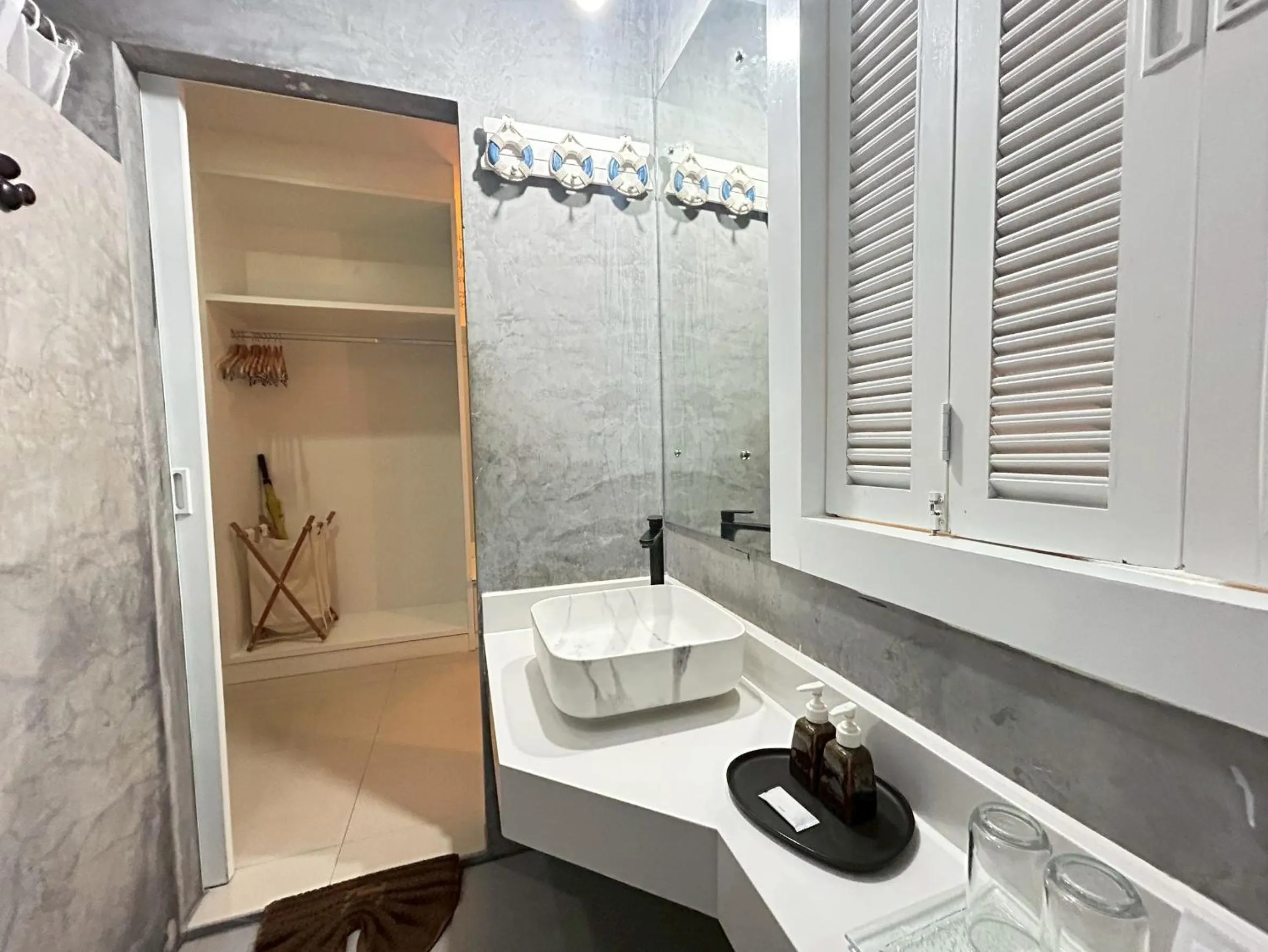 Toilet in Benyada Lodge - Surin Beach