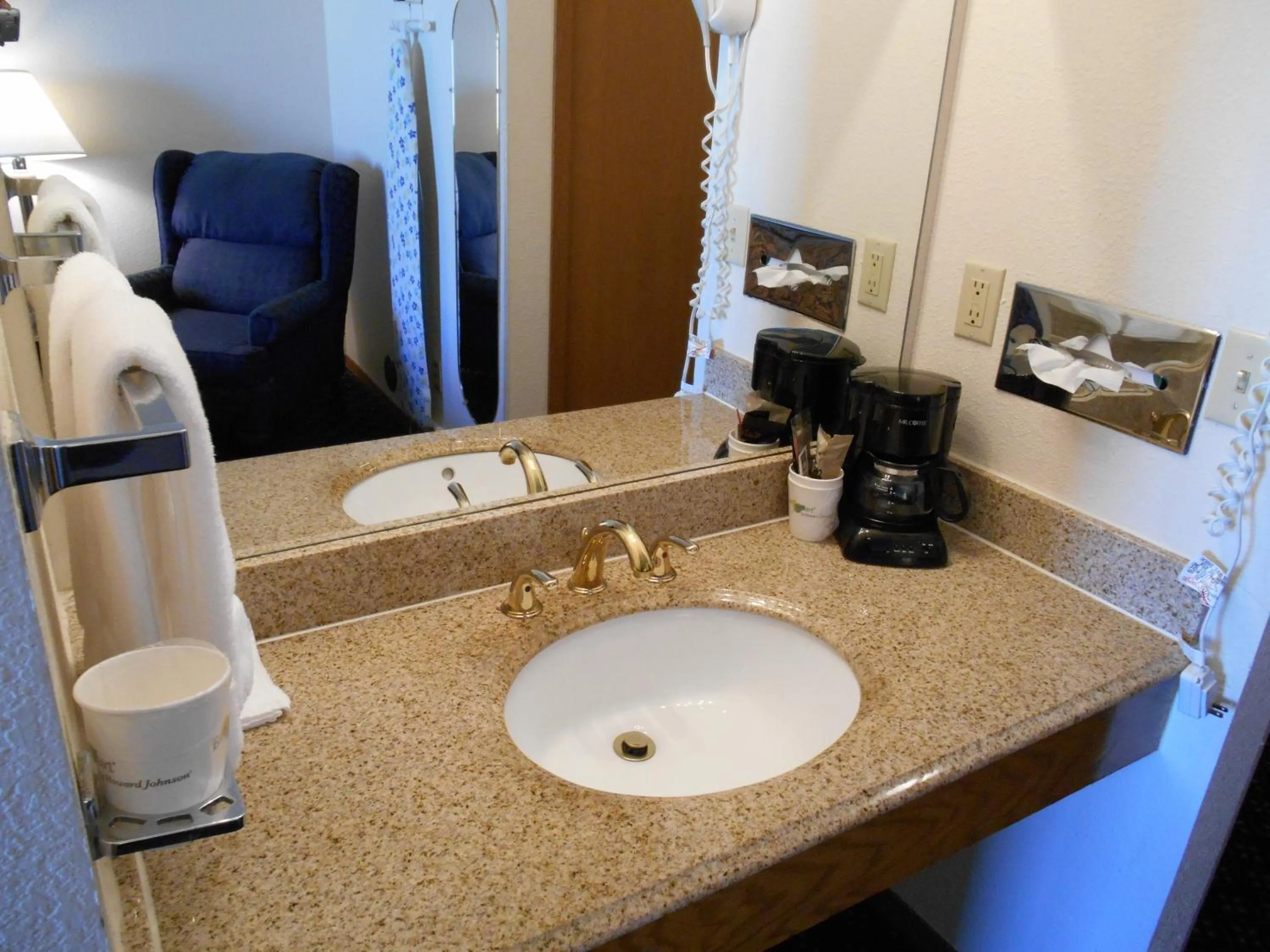 Bathroom in Howard Johnson by Wyndham Wichita Airport