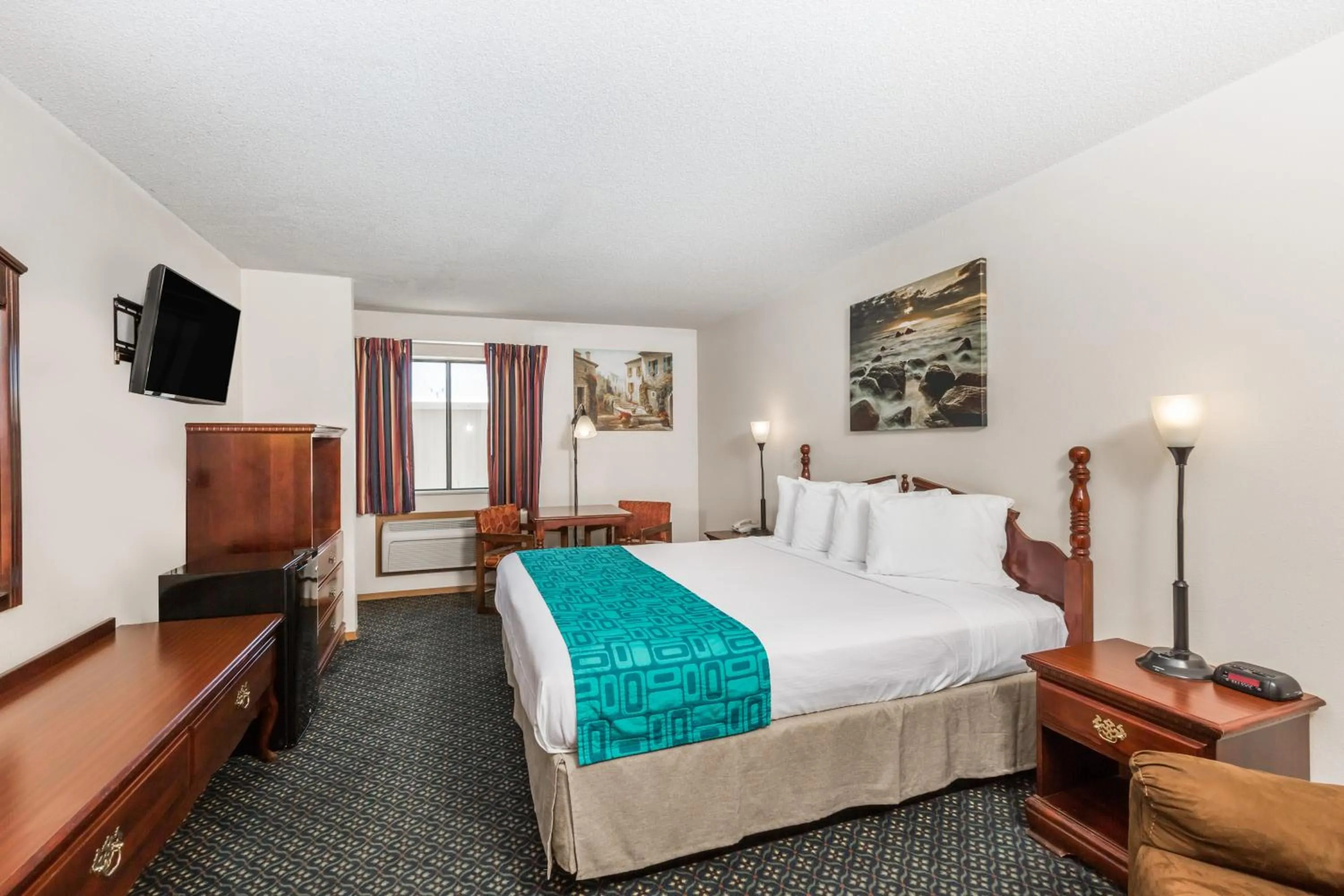 Bed in Howard Johnson by Wyndham Wichita Airport