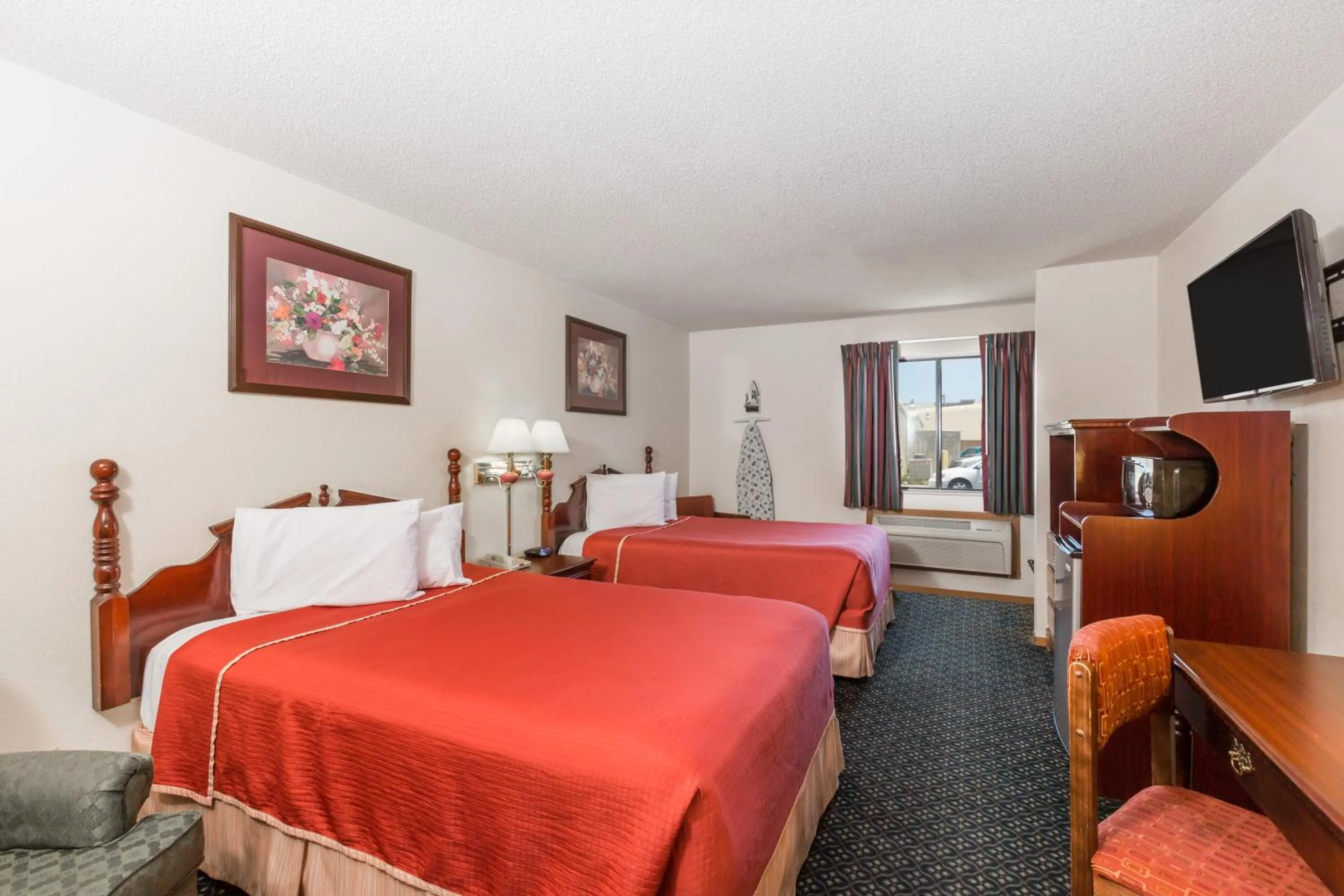 Bed in Howard Johnson by Wyndham Wichita Airport