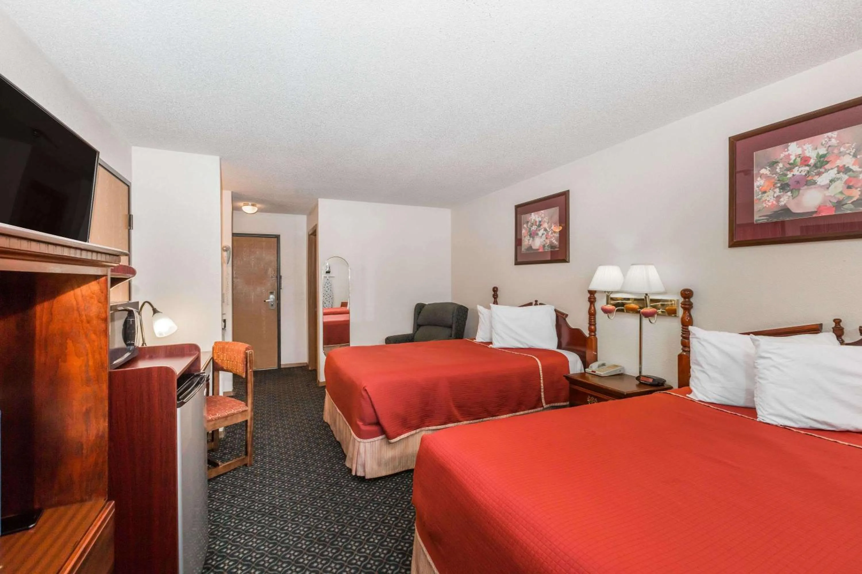 Photo of the whole room, Bed in Howard Johnson by Wyndham Wichita Airport