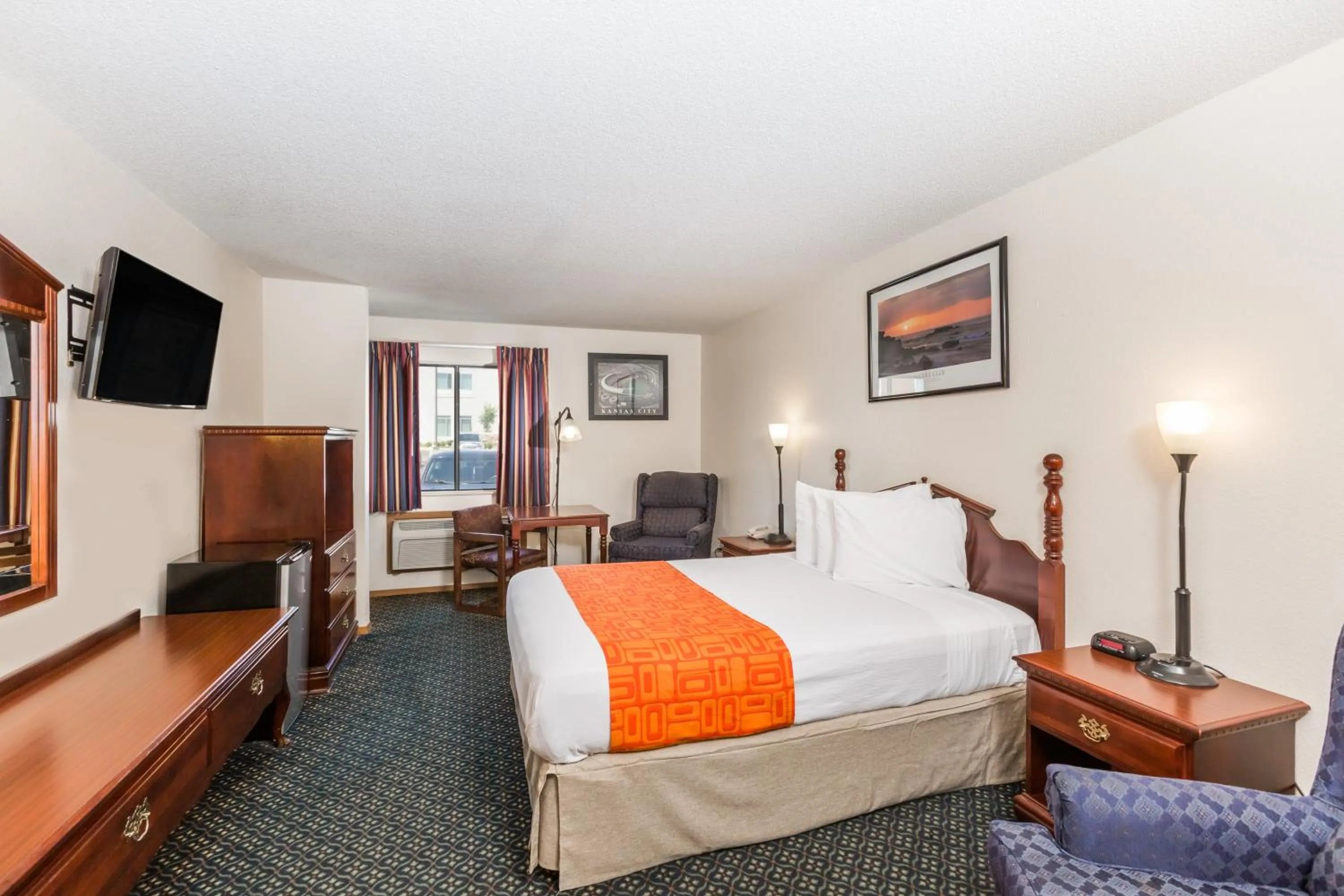 Bed in Howard Johnson by Wyndham Wichita Airport