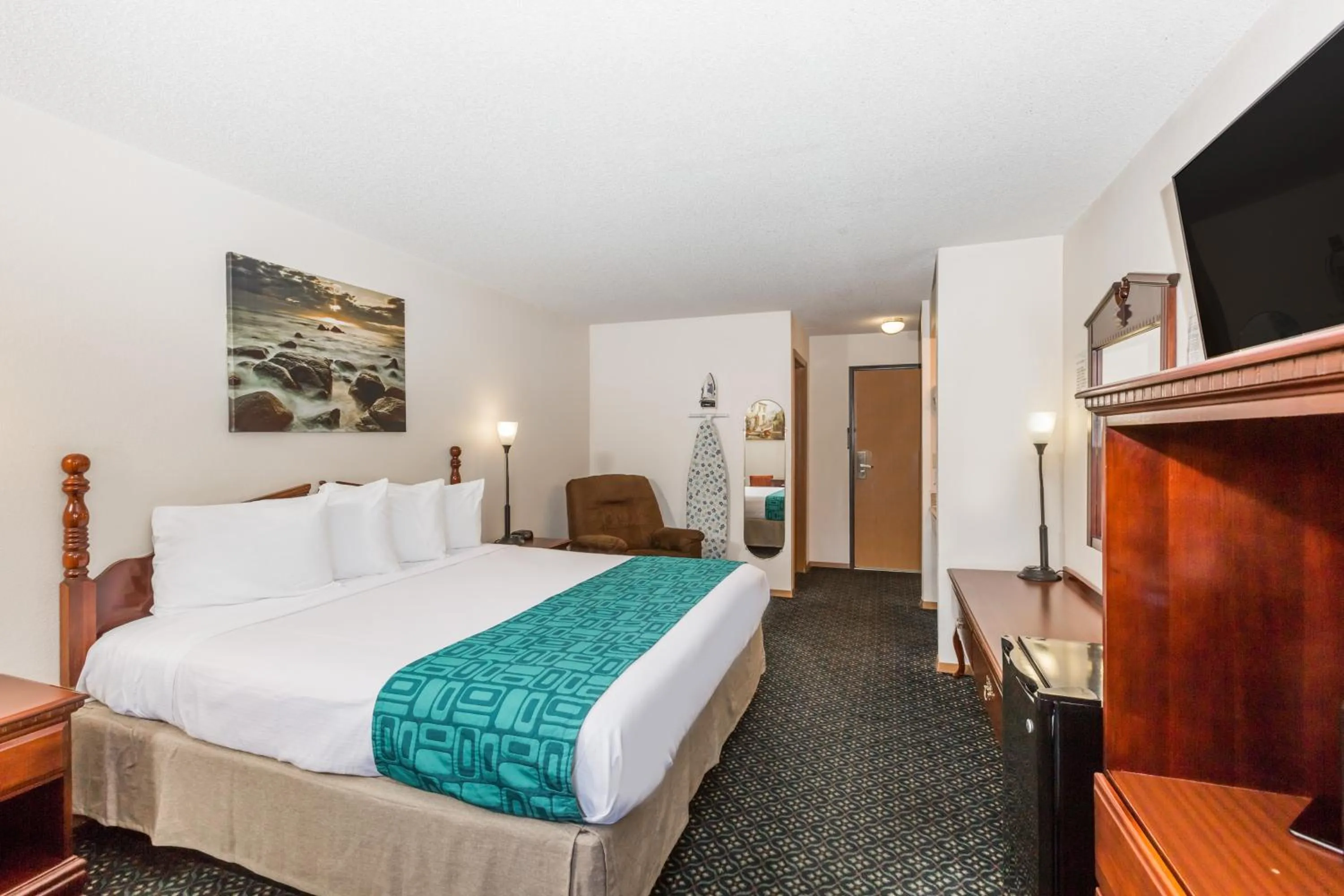 Bed in Howard Johnson by Wyndham Wichita Airport