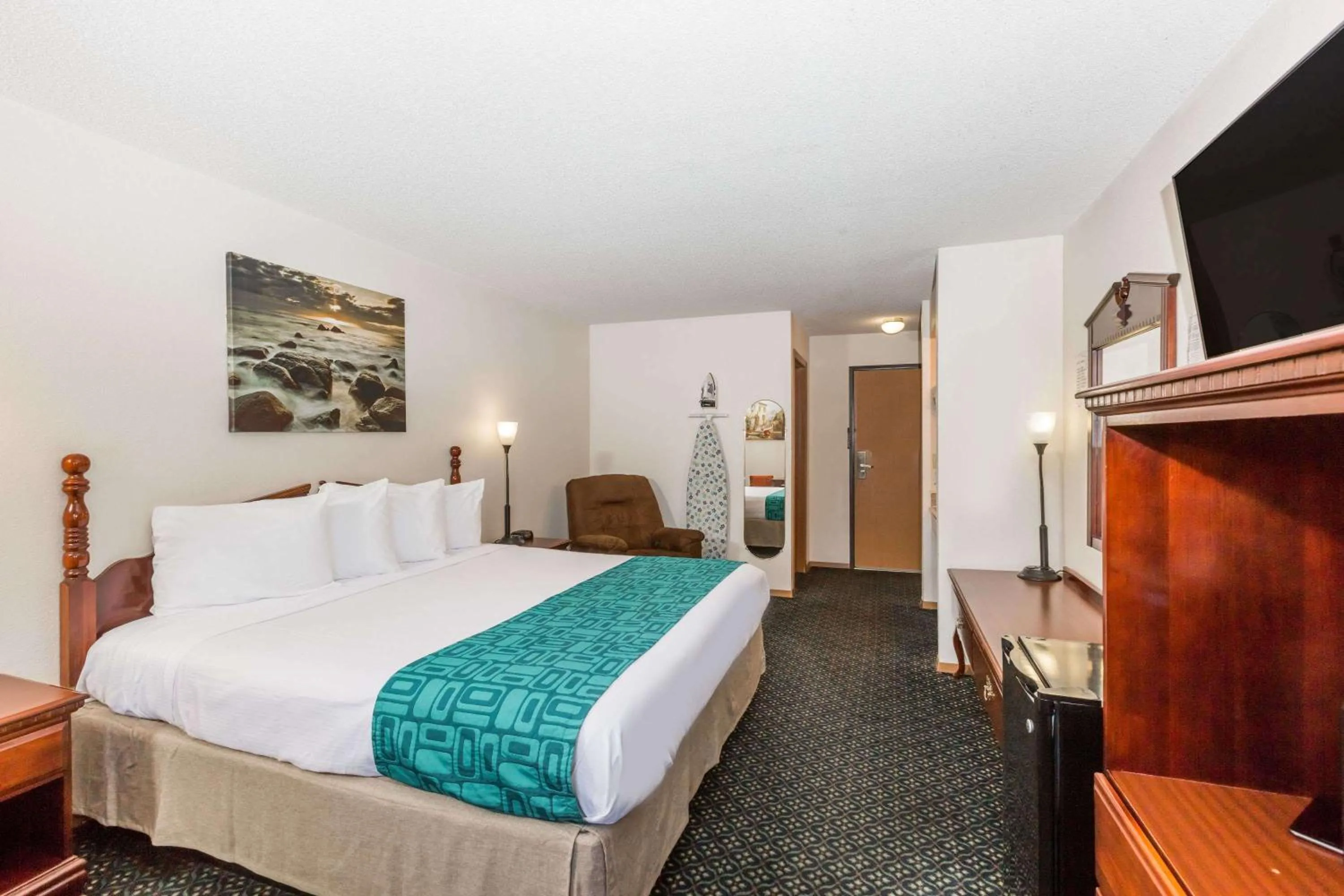 Photo of the whole room, Bed in Howard Johnson by Wyndham Wichita Airport