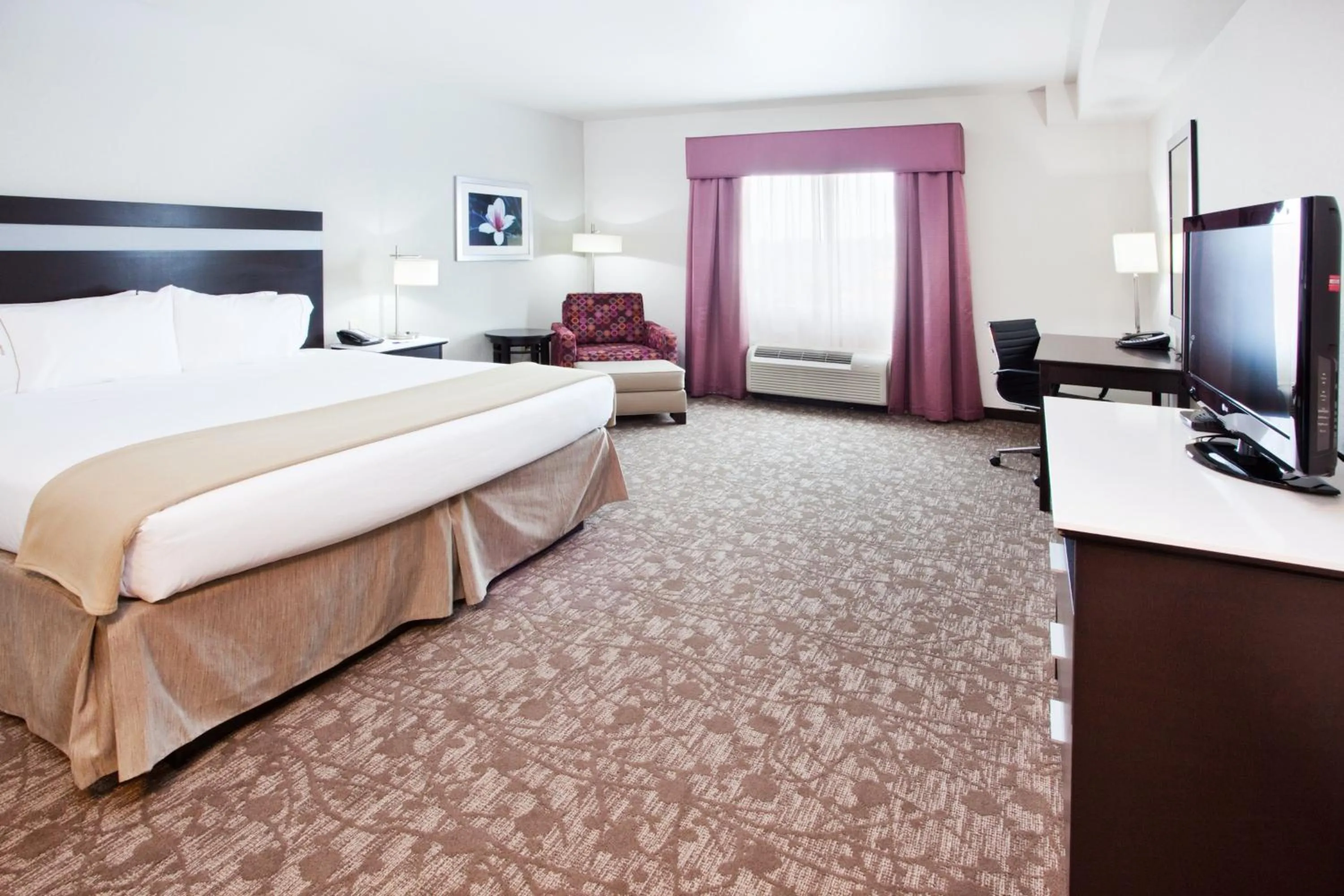 Photo of the whole room, Bed in Holiday Inn Express Augusta North by IHG