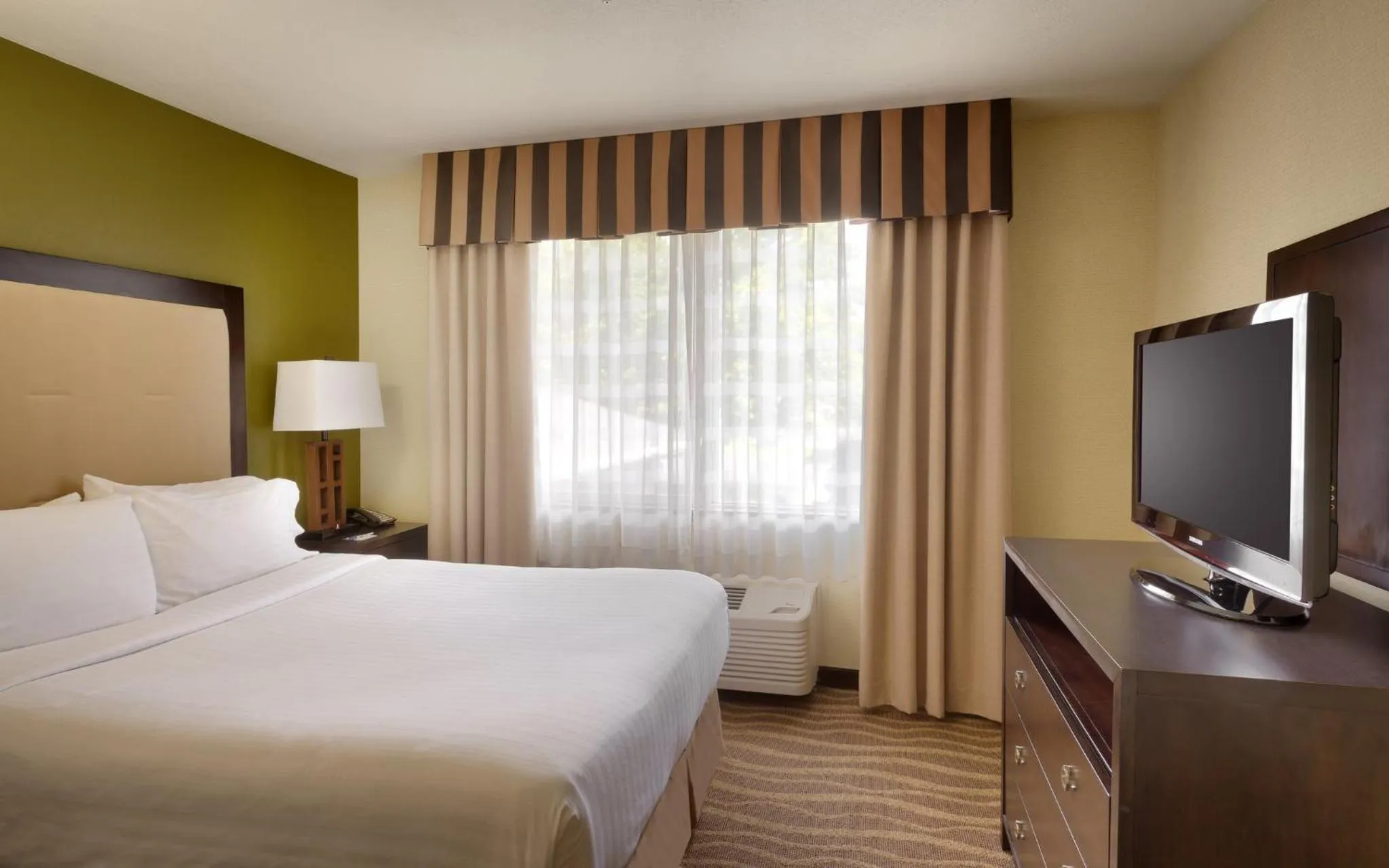 Photo of the whole room, Bed in Holiday Inn Express & Suites American Fork - North Provo by IHG