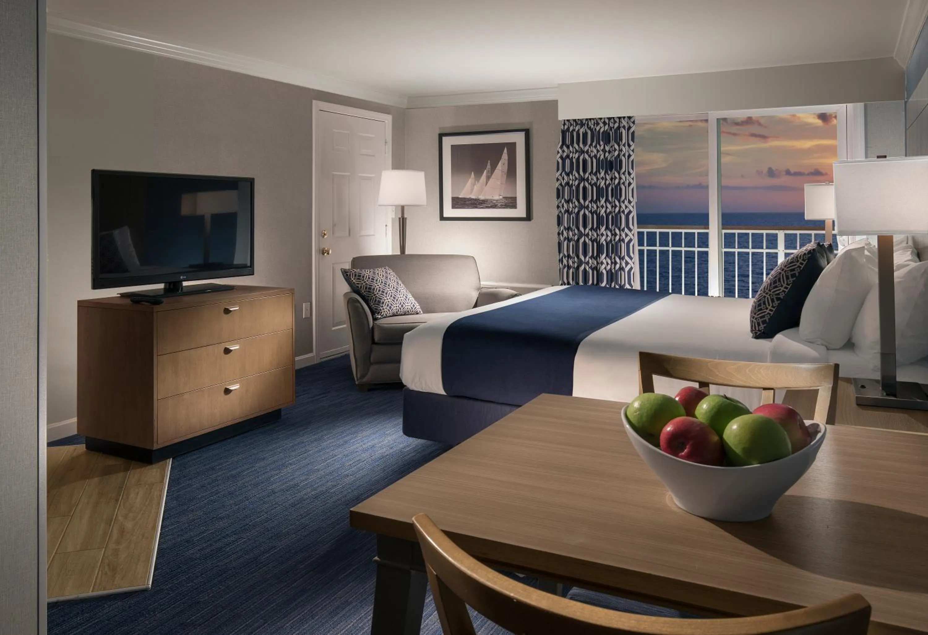 Photo of the whole room, Bed in Nantasket Beach Resort