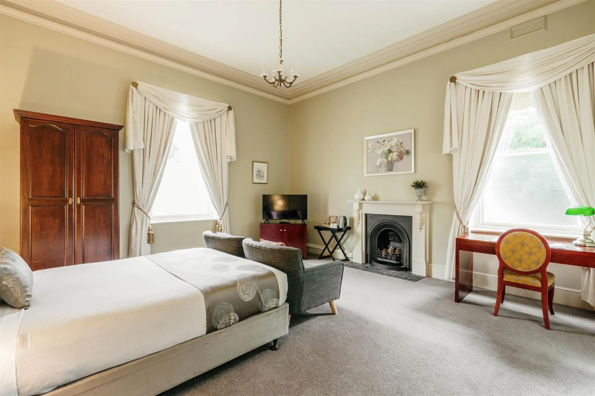 Photo of the whole room, Bed in Waratah On York