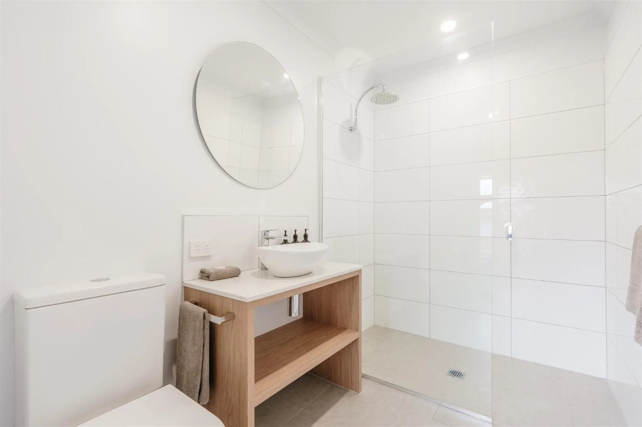 Shower in Waratah On York