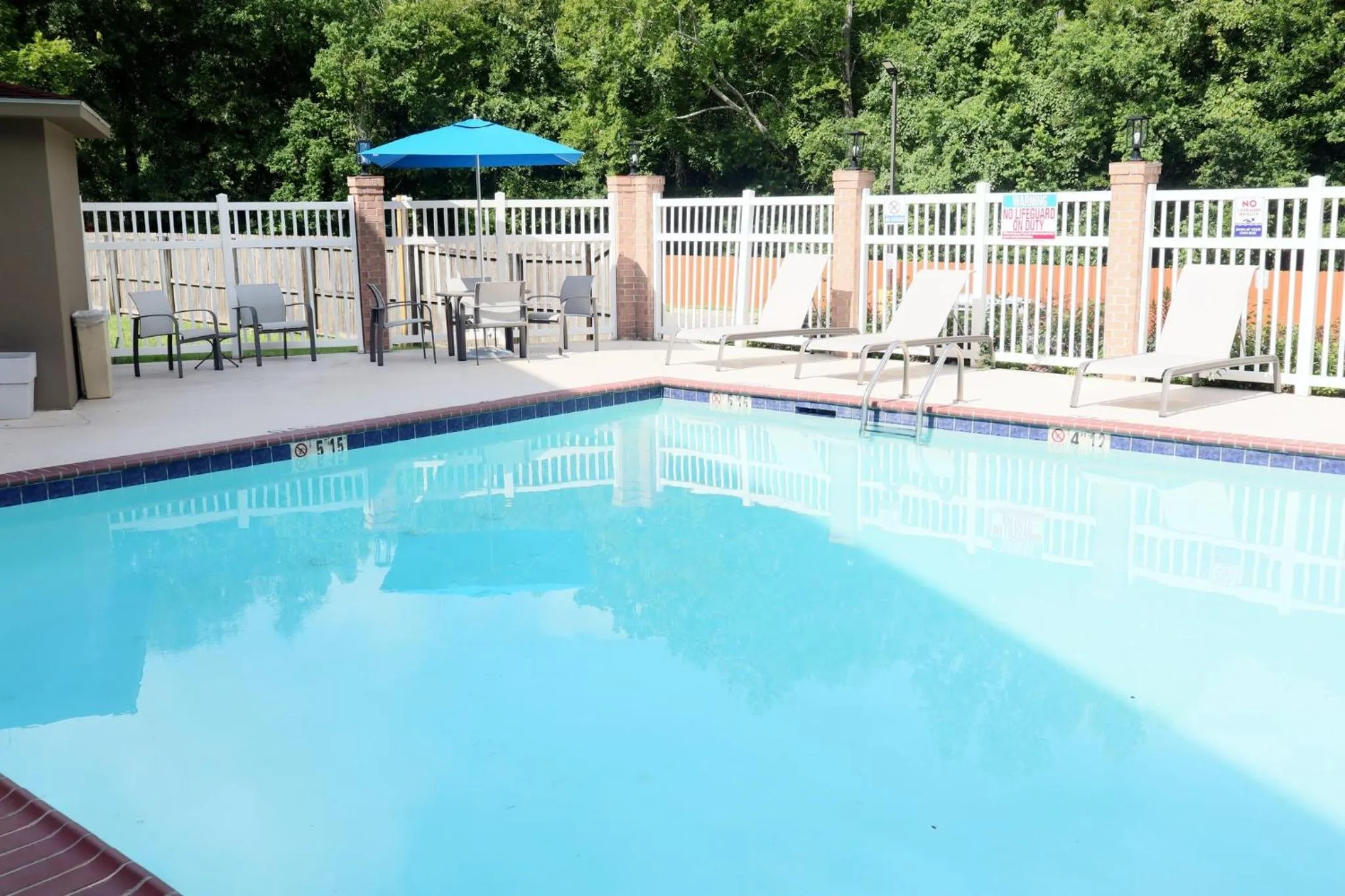 Swimming pool in Holiday Inn Express Baton Rouge North by IHG