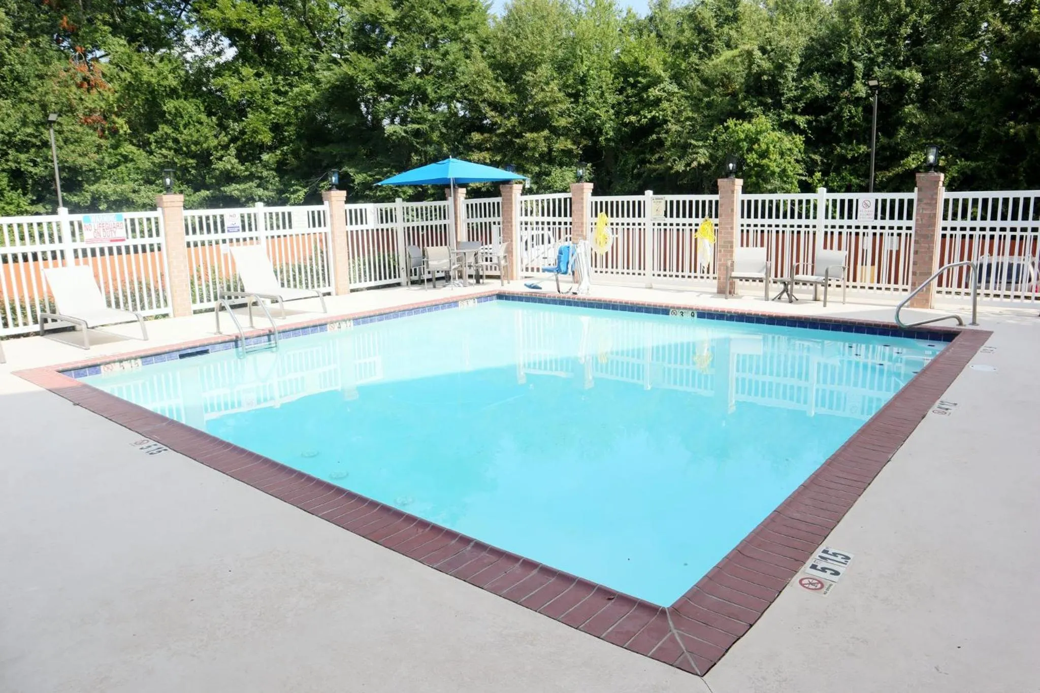 Swimming pool in Holiday Inn Express Baton Rouge North by IHG