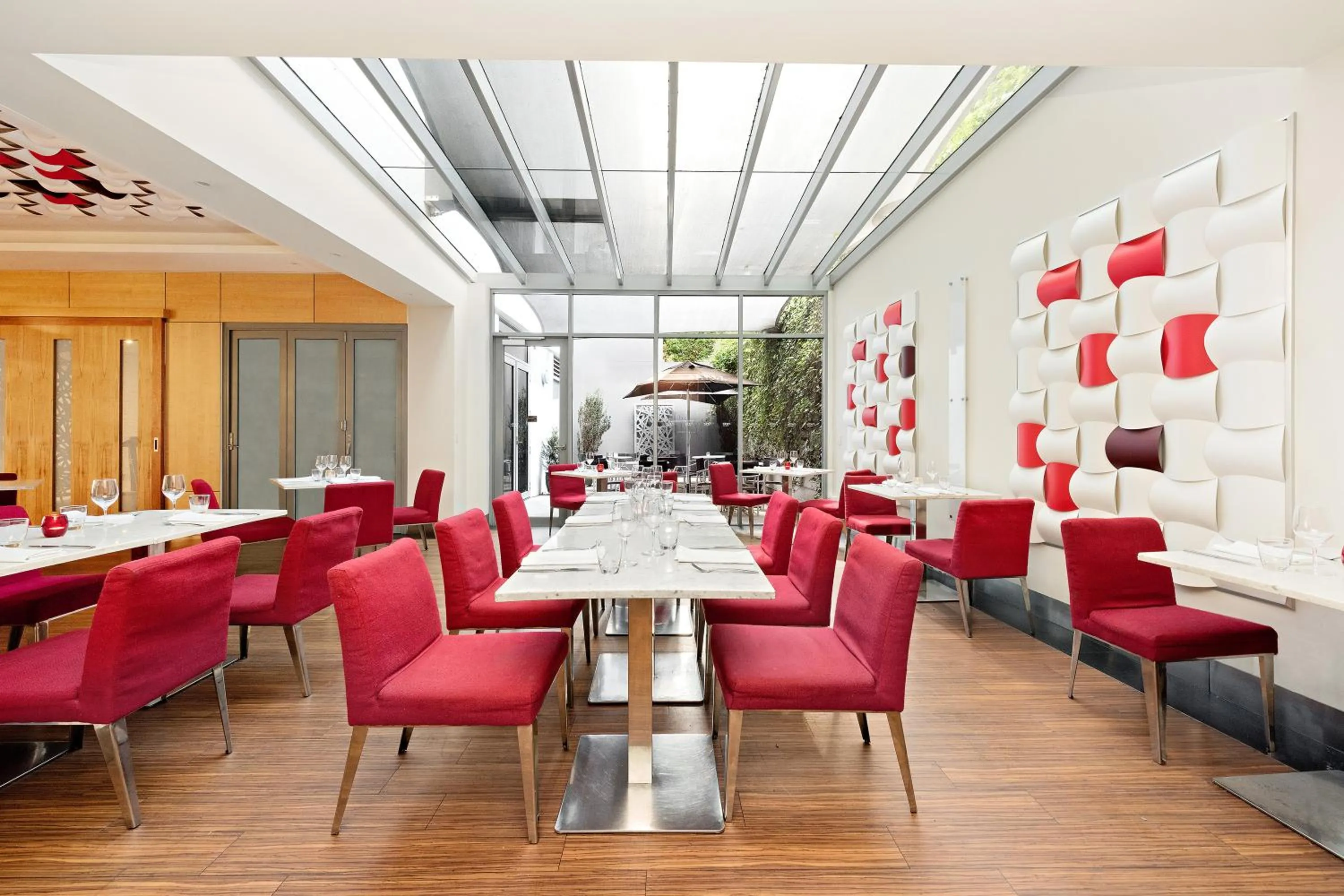 Restaurant/places to eat in Mantra Charles Hotel