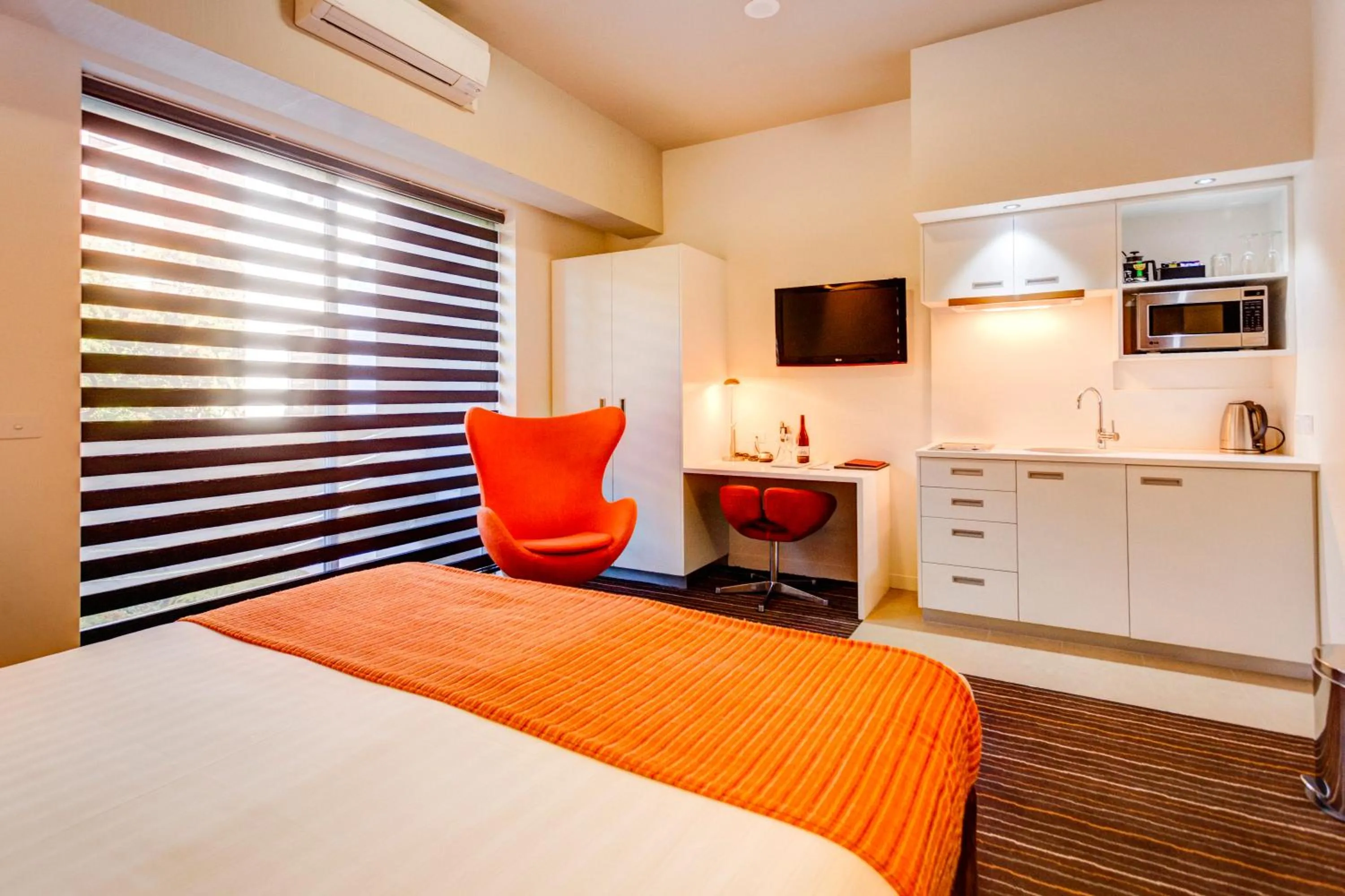 Photo of the whole room, Bed in Mantra Charles Hotel