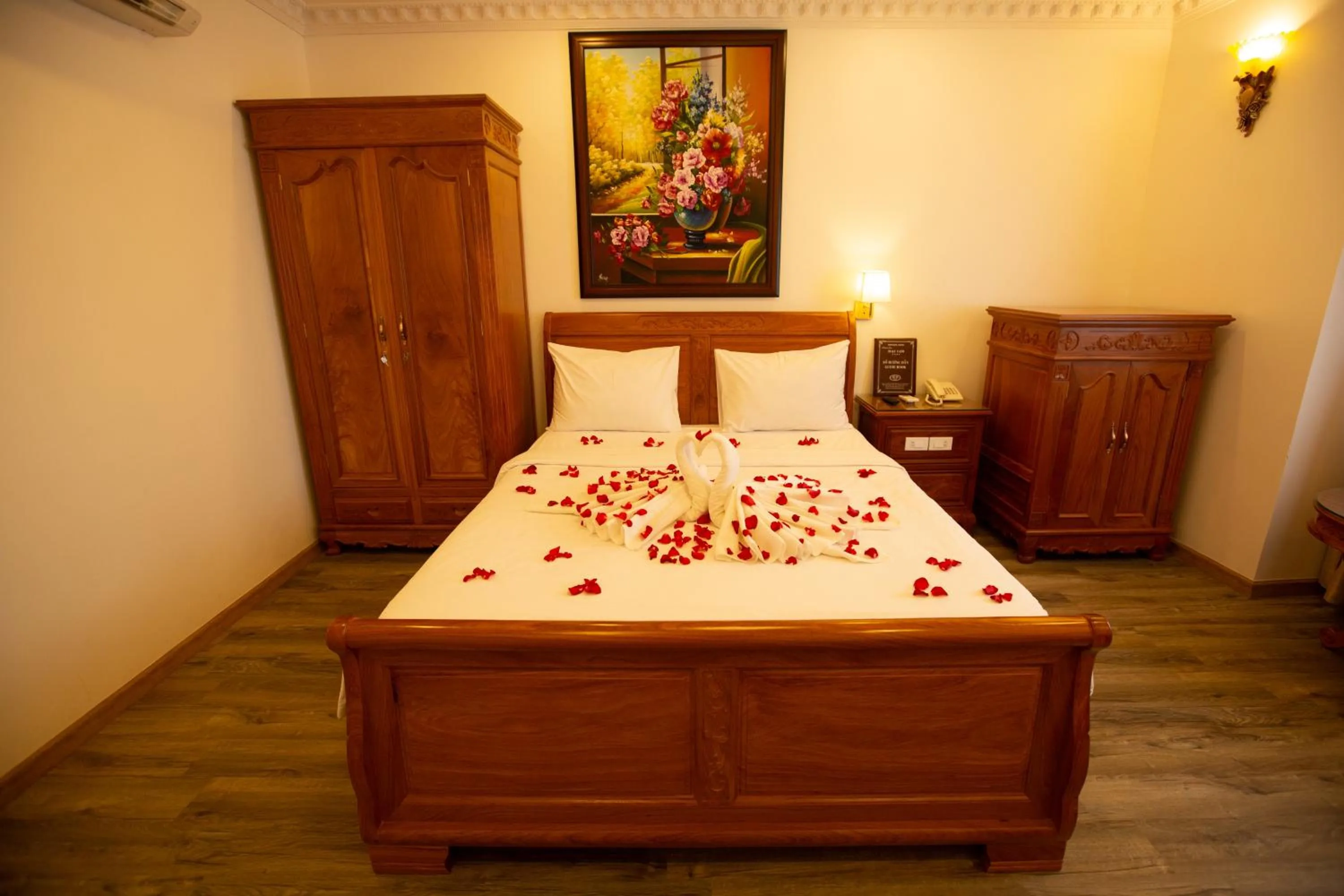 Bedroom, Bed in Dragon King 1 Hotel