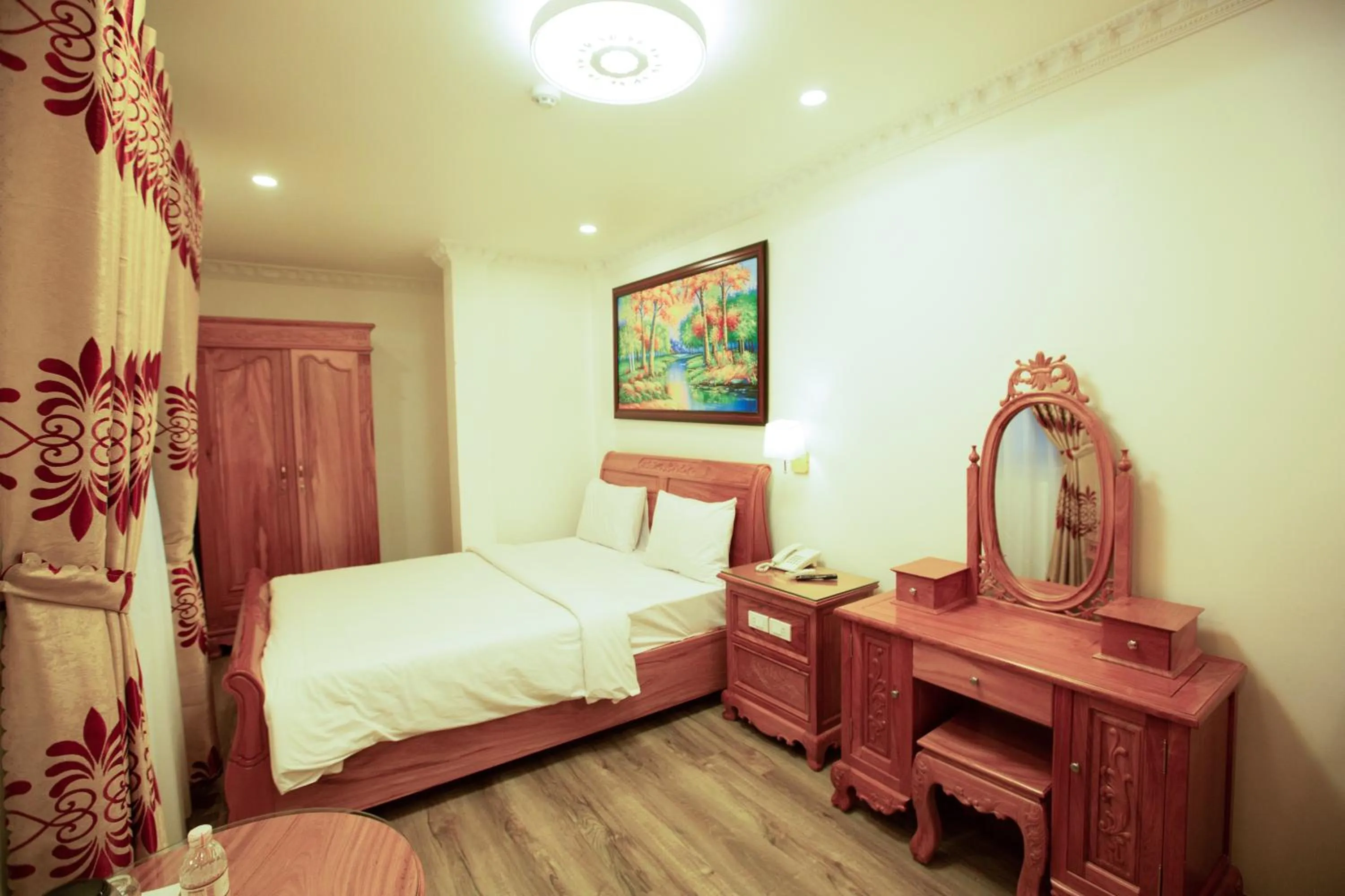 Bedroom, Bed in Dragon King 1 Hotel