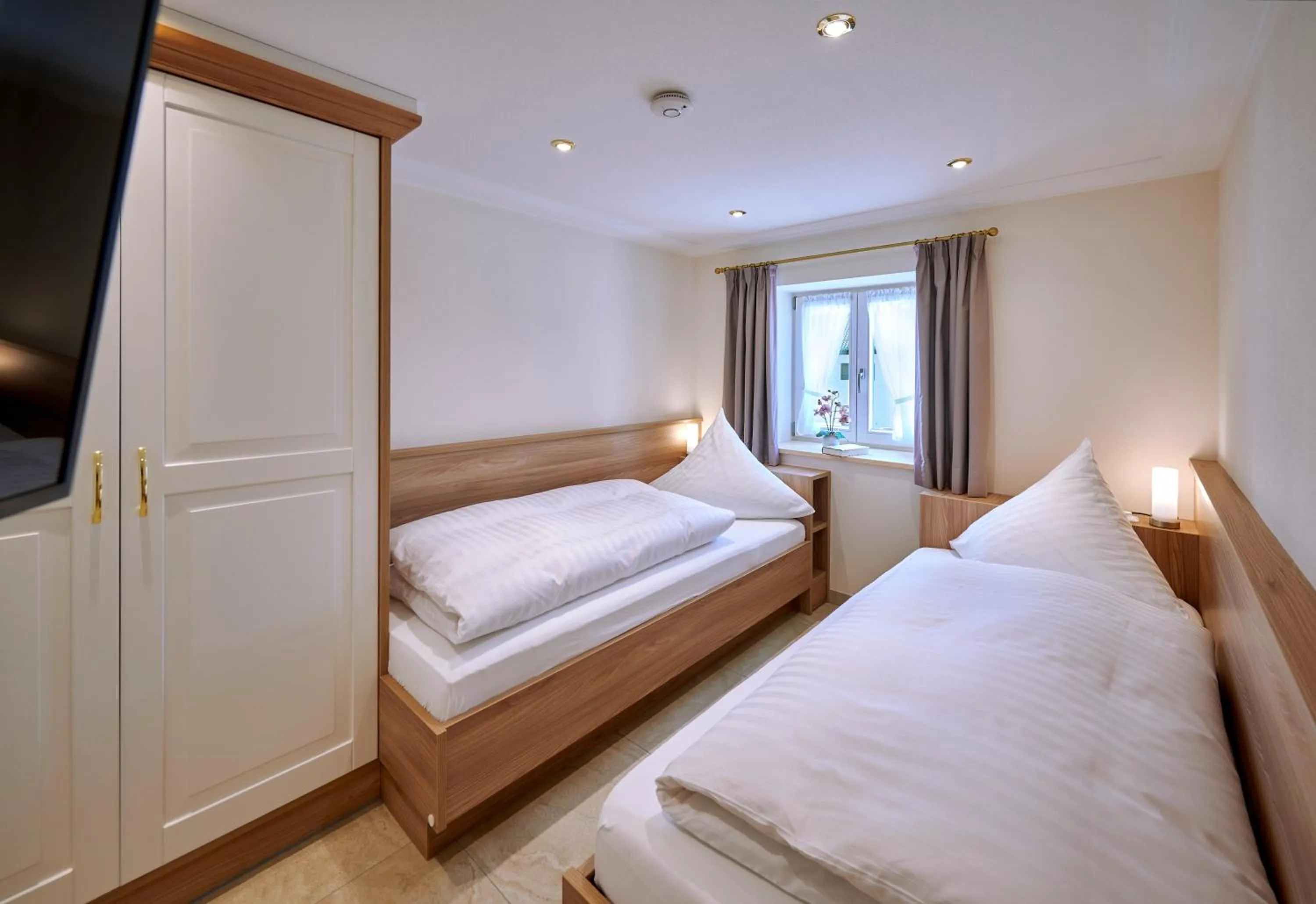 children, Bed in Ferienwohnungen im Bonnschloessl