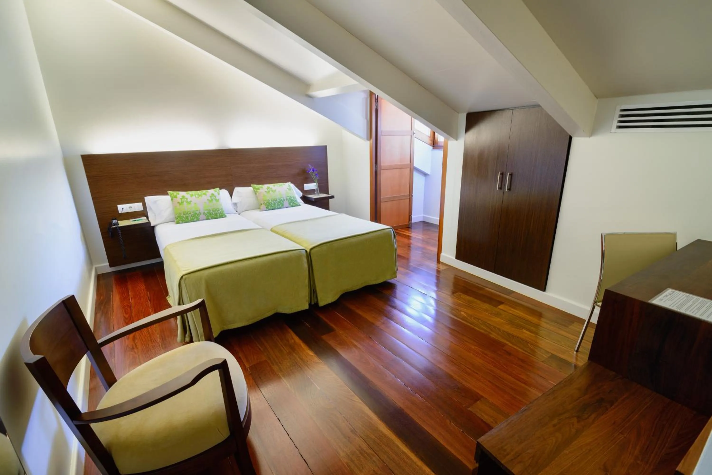 Photo of the whole room, Bed in Plaza Mayor