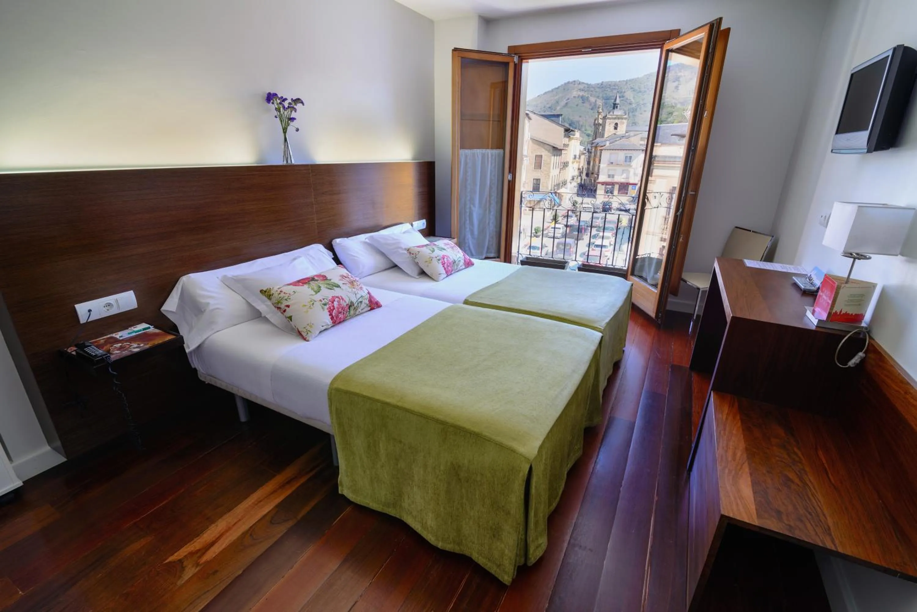 Photo of the whole room, Bed in Plaza Mayor