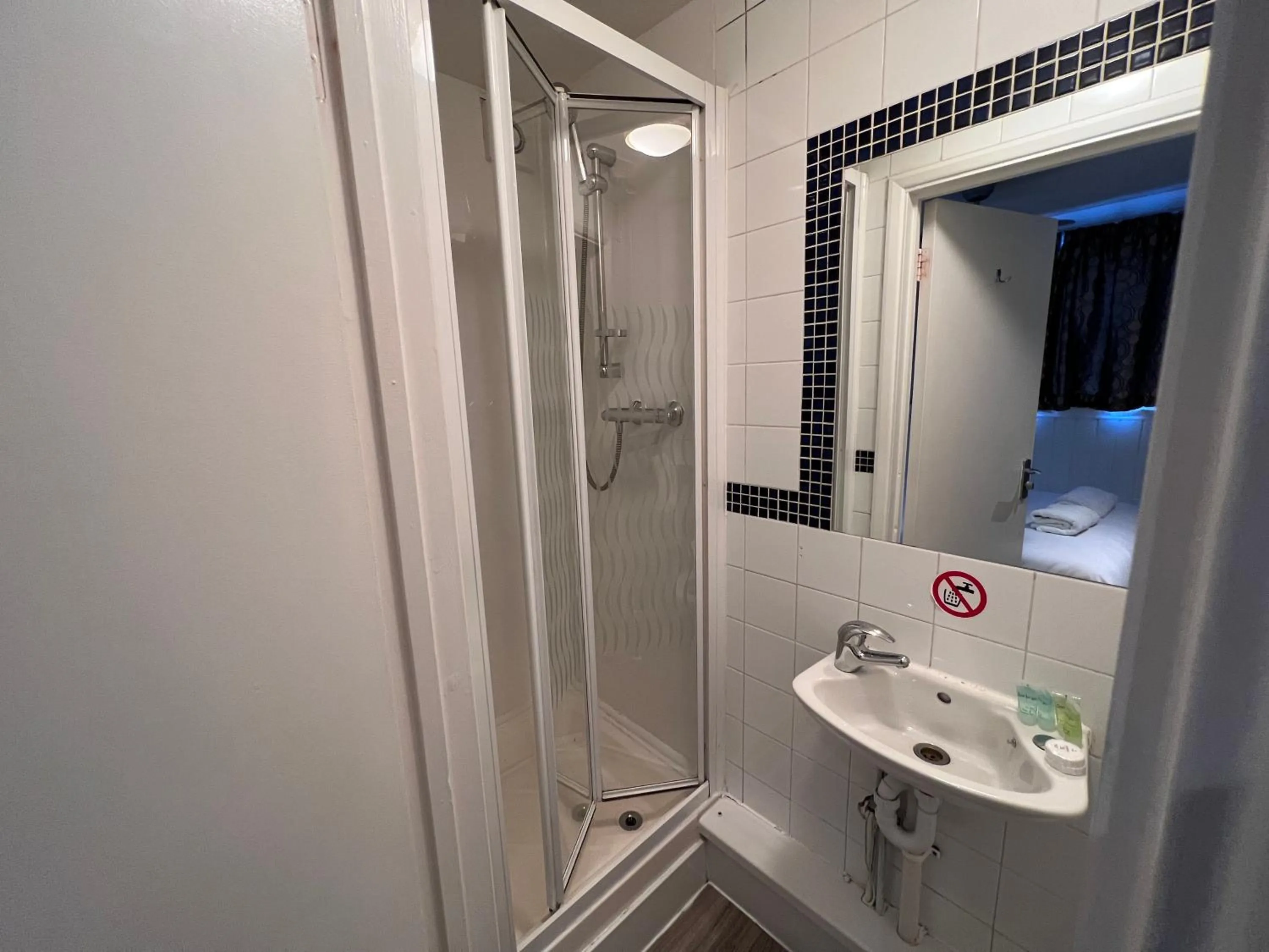 Toilet in The Commongate Hotels